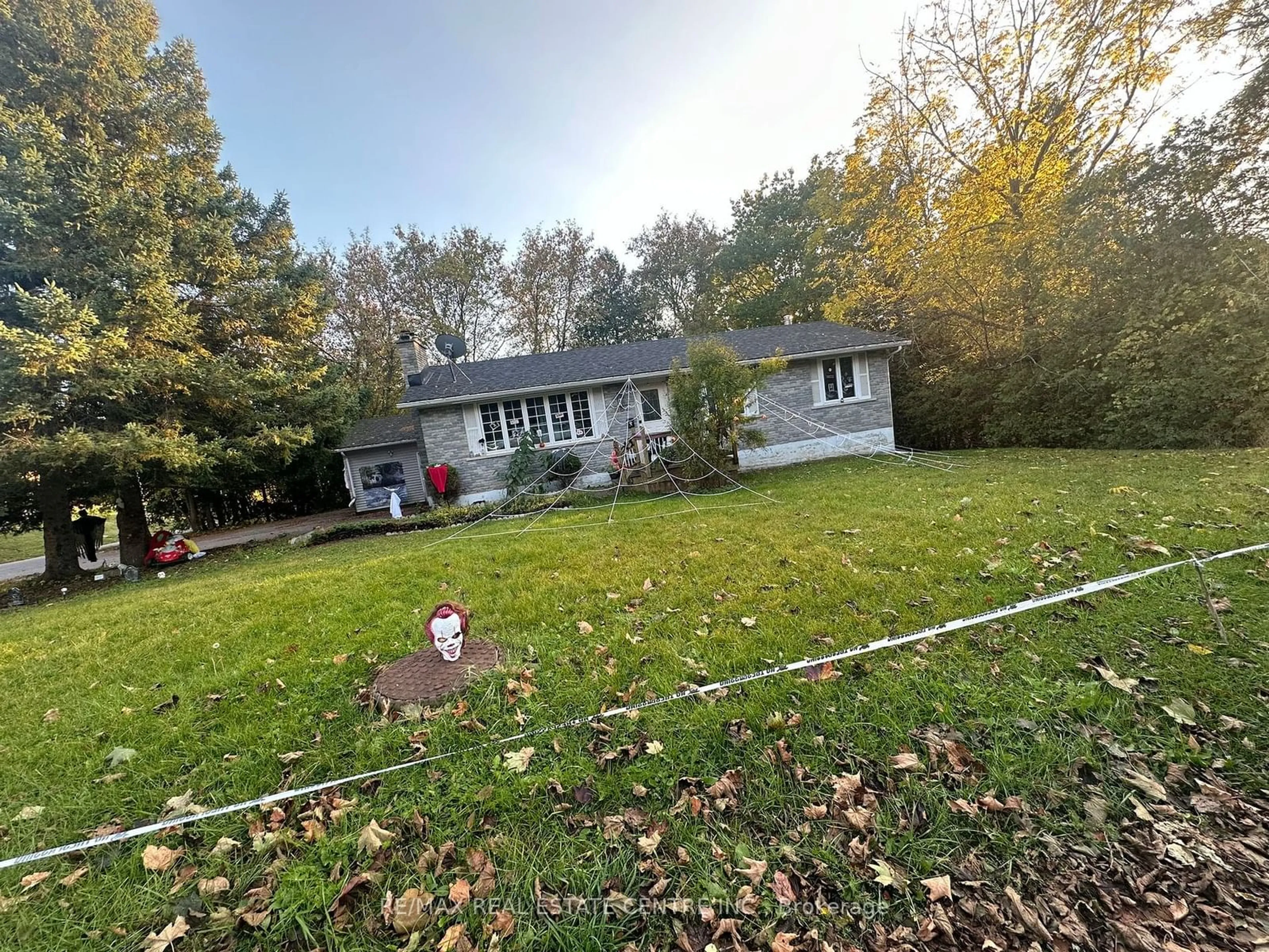 A pic from outside/outdoor area/front of a property/back of a property/a pic from drone, unknown for 687 High Gate Park Dr, Kingston Ontario K7M 5Z7