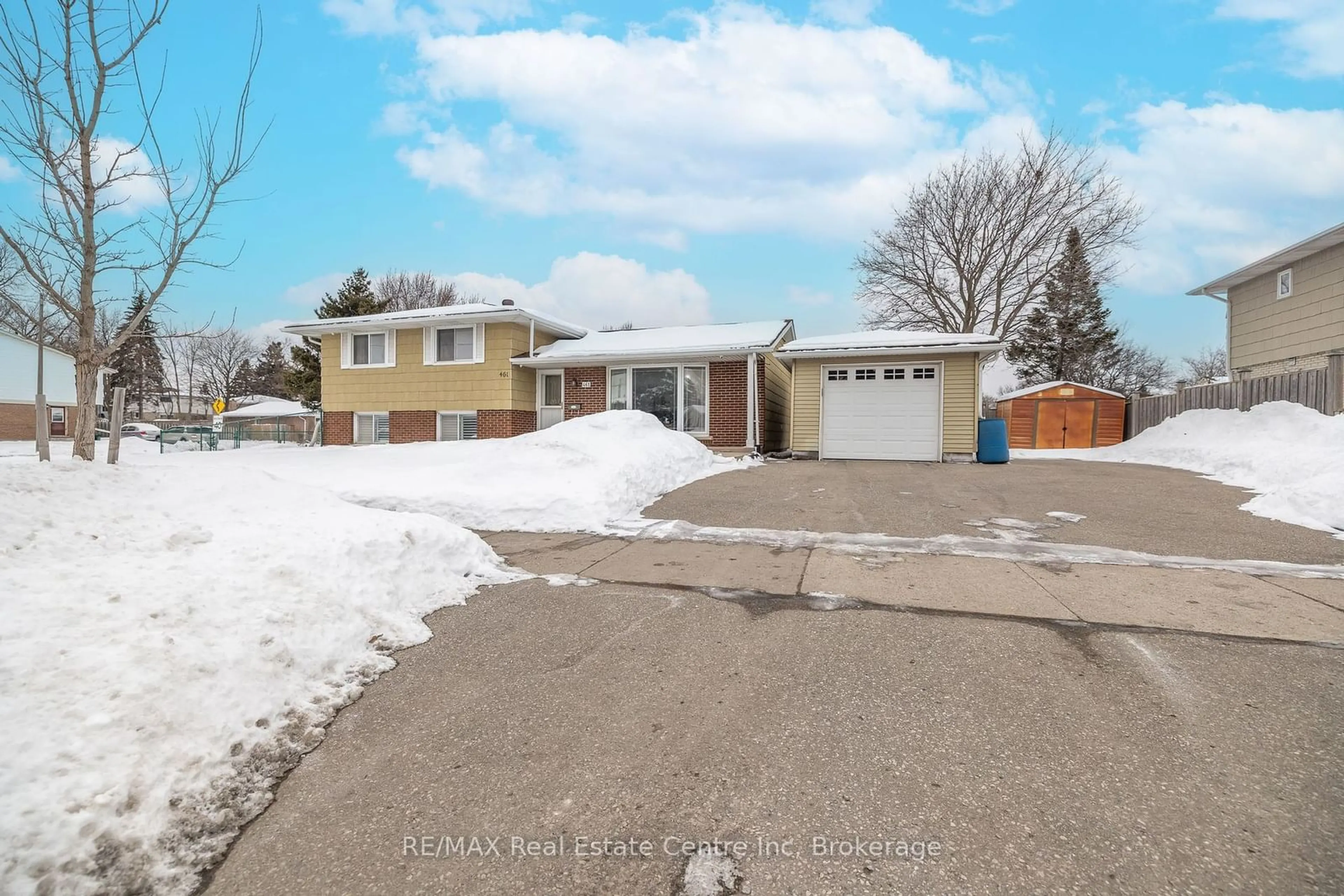 A pic from outside/outdoor area/front of a property/back of a property/a pic from drone, street for 461 Strasburg Rd, Kitchener Ontario N2E 1P1