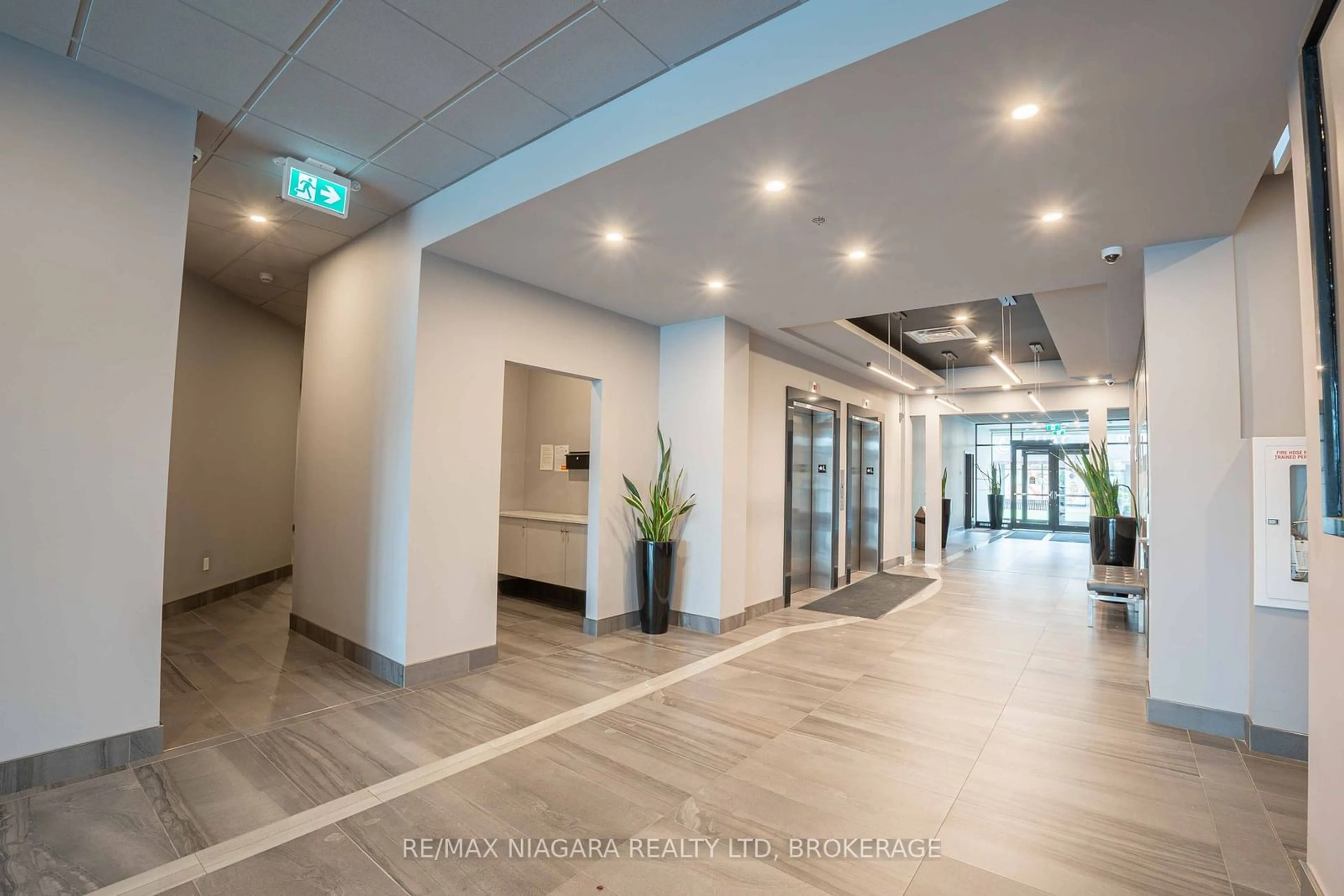 Indoor foyer for 300G FOURTH Ave #409, St. Catharines Ontario L2R 6P9