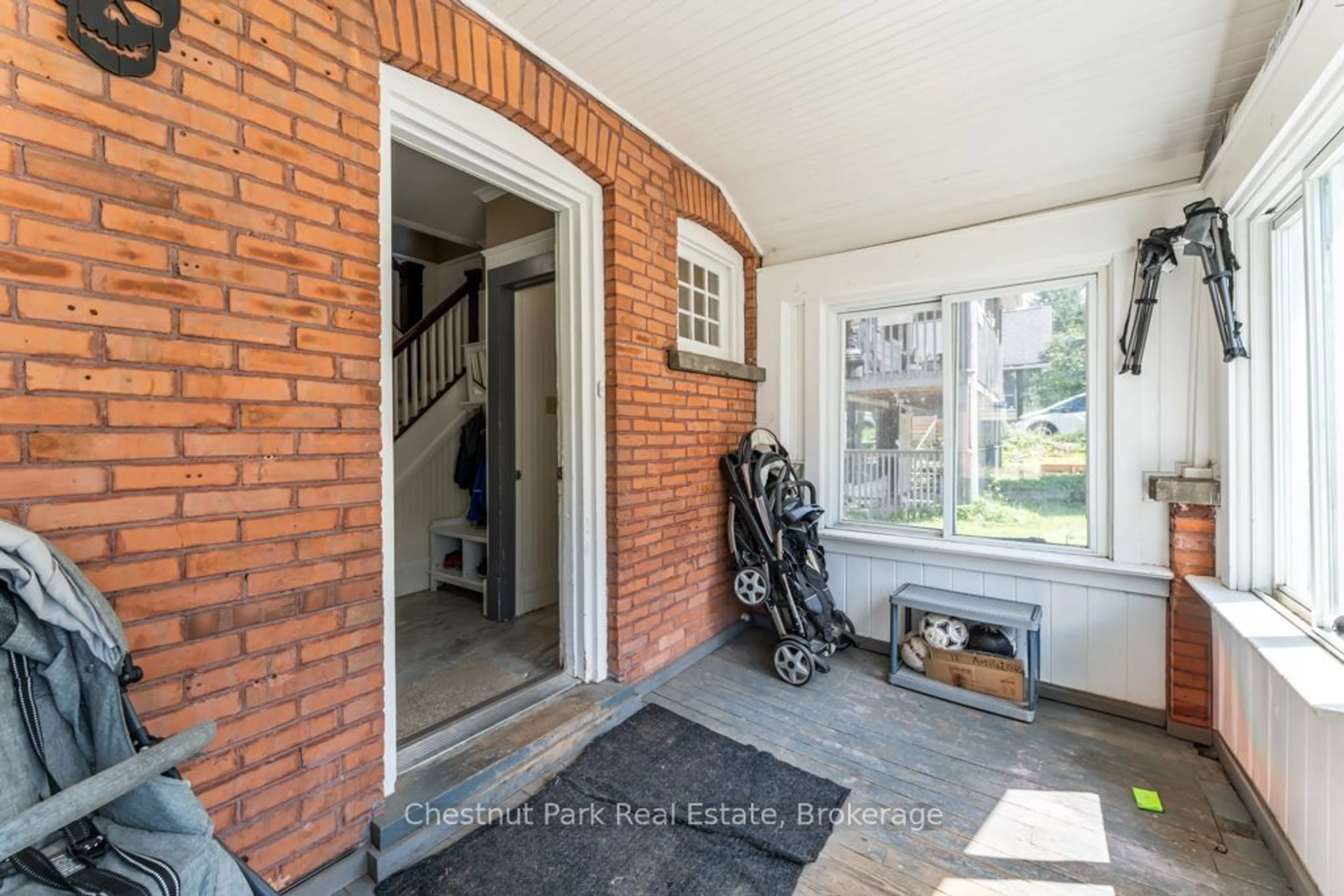 Indoor entryway for 16 LORNE St, Huntsville Ontario P1H 1W1