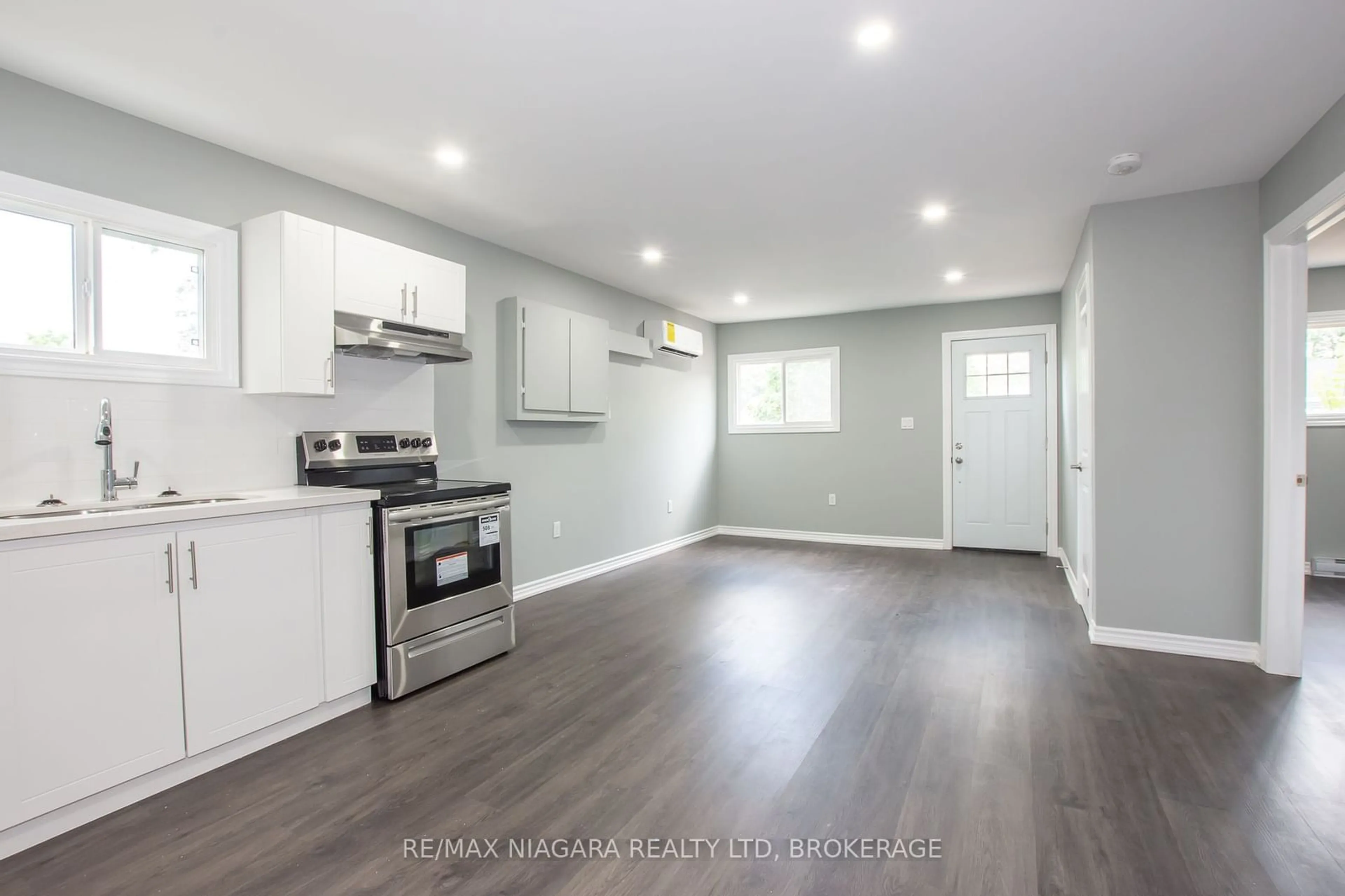 Open concept kitchen, wood/laminate floor for 131 Dunkirk Rd, Welland Ontario L3B 2N9