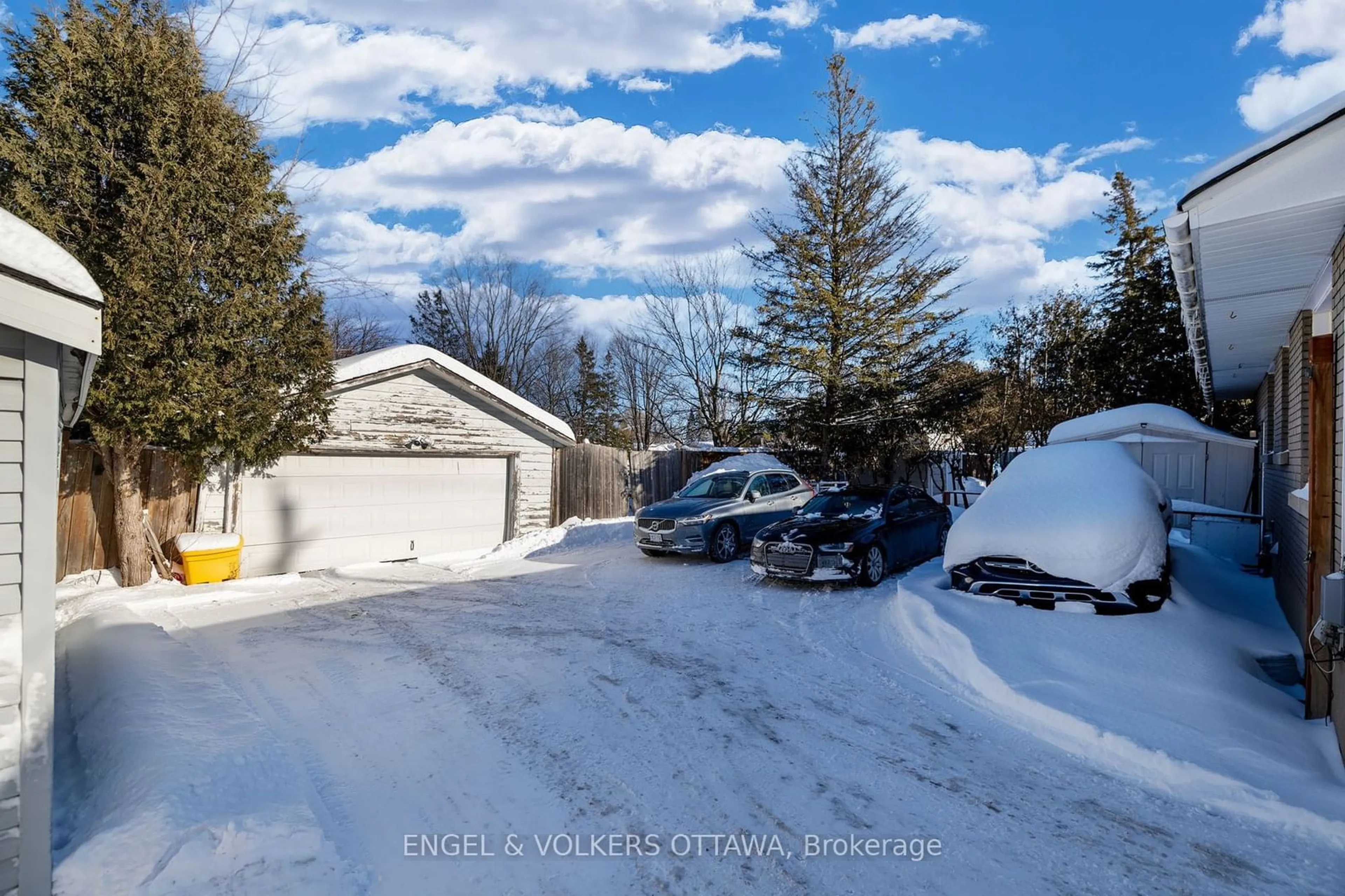 A pic from outside/outdoor area/front of a property/back of a property/a pic from drone, street for 1007 Blair Rd, Beacon Hill North - South and Area Ontario K1J 7M9