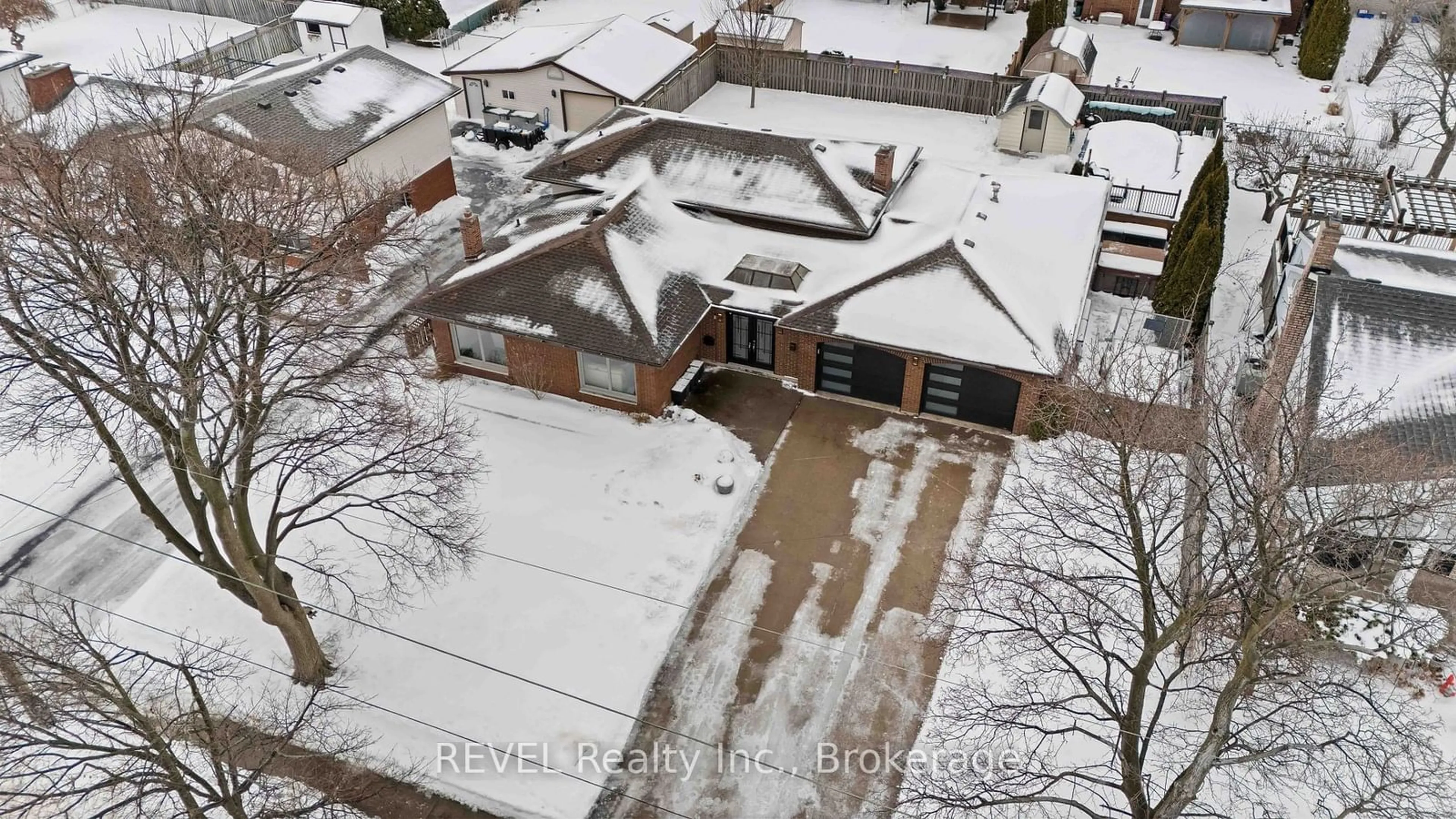 A pic from outside/outdoor area/front of a property/back of a property/a pic from drone, street for 6029 Pitton Rd, Niagara Falls Ontario L2H 1S2