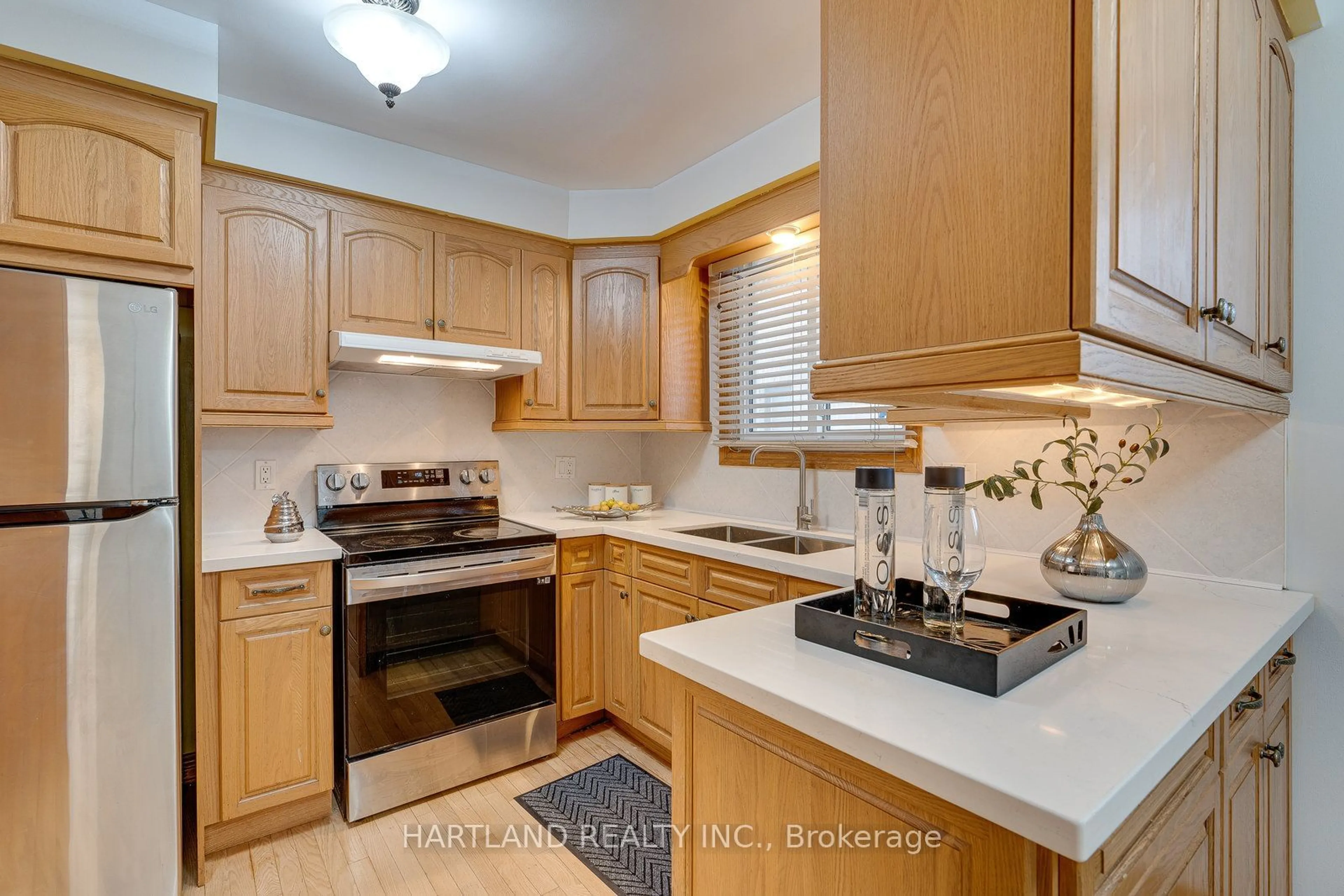 Standard kitchen, unknown for 11 Maitland Ave, Hamilton Ontario L9A 3J4