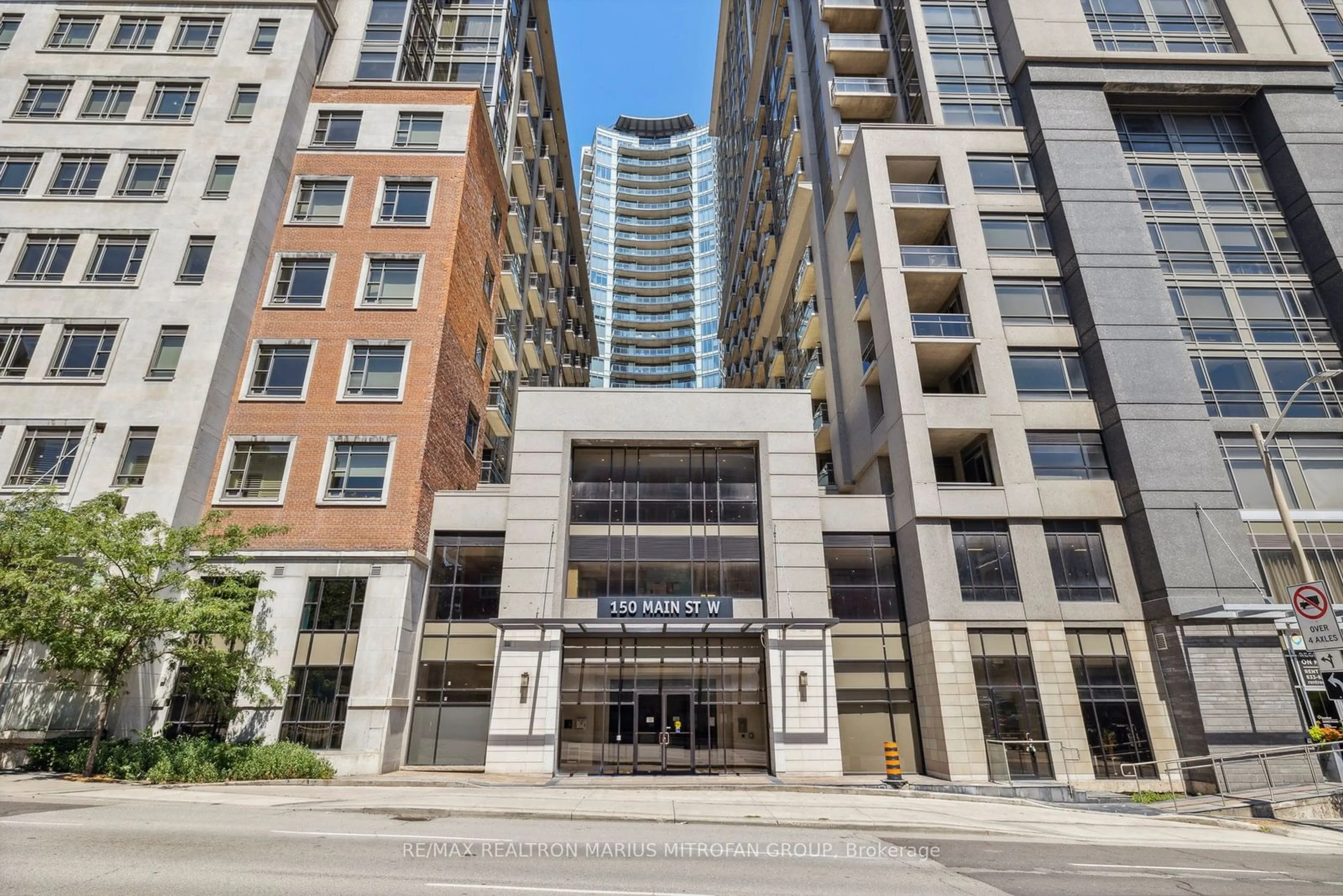 Indoor foyer for 150 Main St #805, Hamilton Ontario L8P 1H8