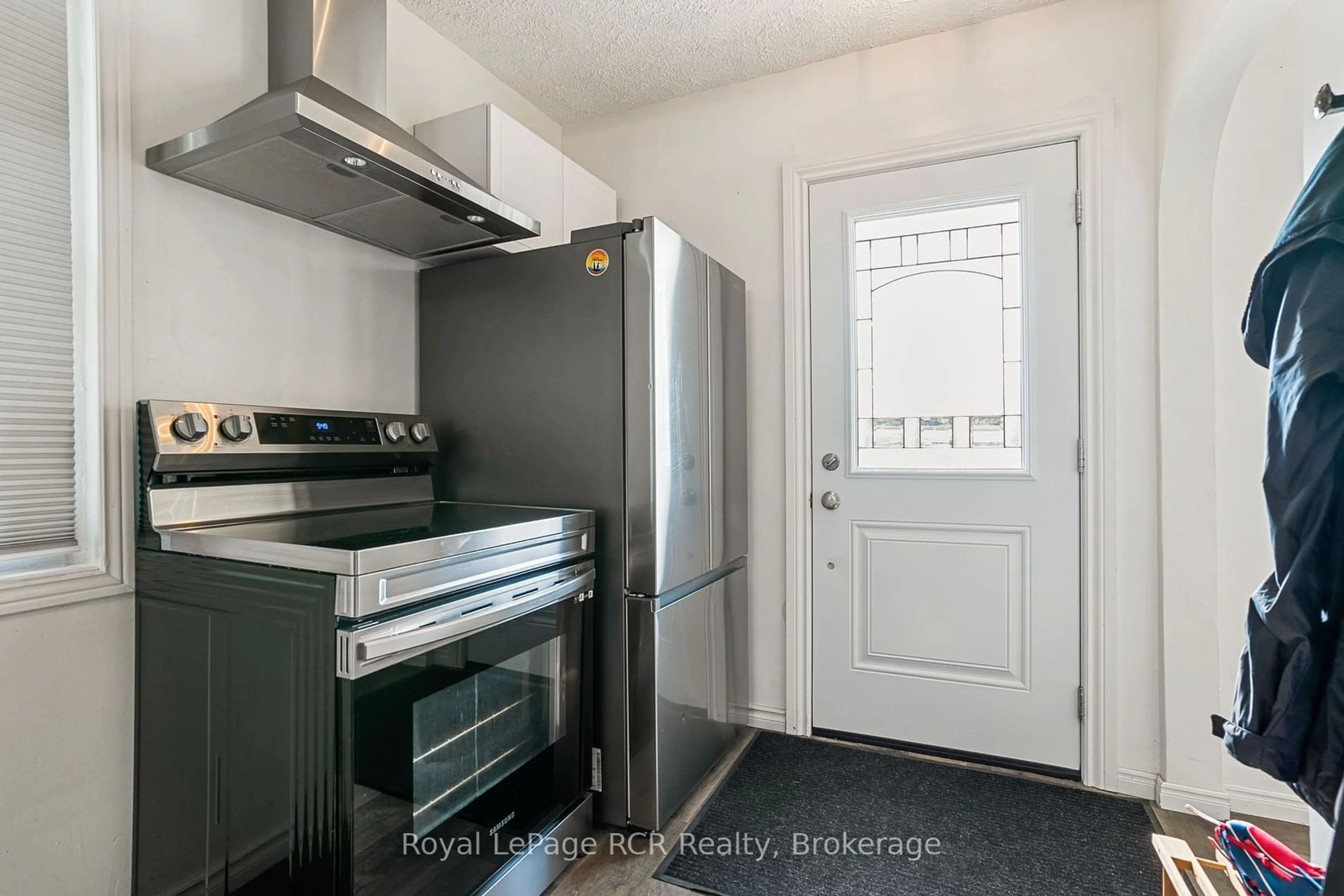 Standard kitchen, unknown for 708 5th St, Owen Sound Ontario N4K 1E5