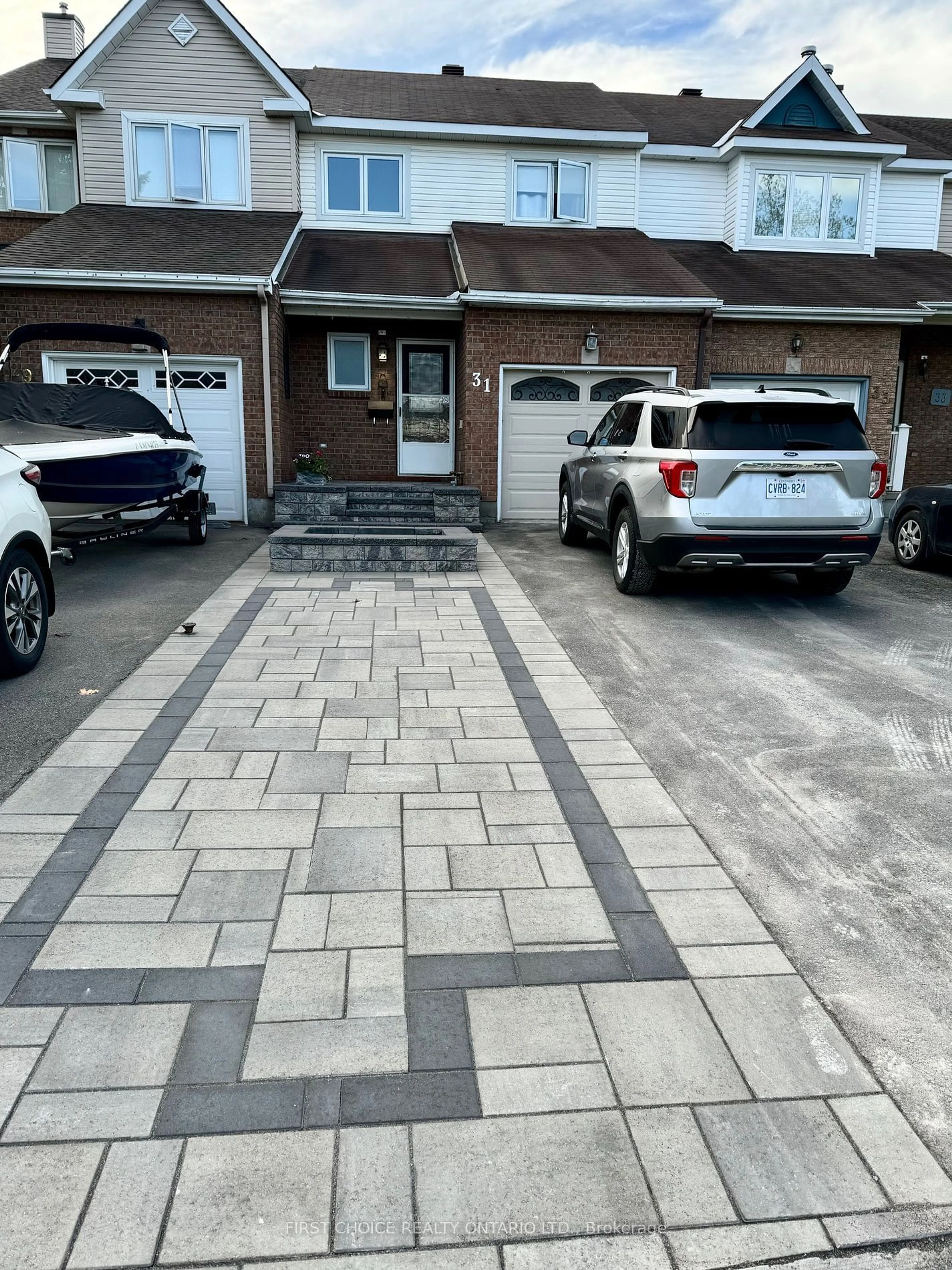 A pic from outside/outdoor area/front of a property/back of a property/a pic from drone, street for 31 Astoria Cres, Barrhaven Ontario K2G 6E6