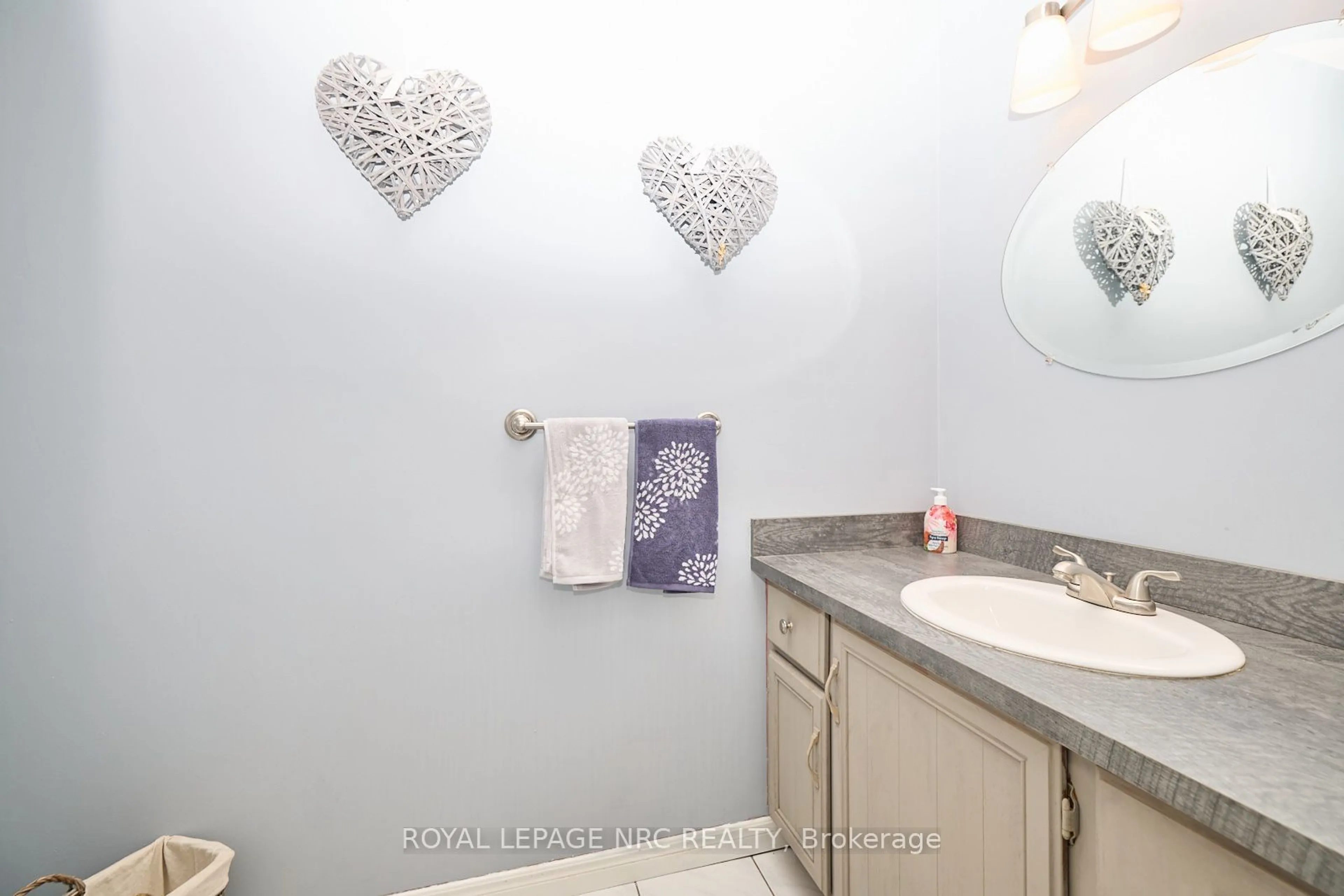 Contemporary bathroom, ceramic/tile floor for 38 Culligan Cres, Thorold Ontario L2V 4P1