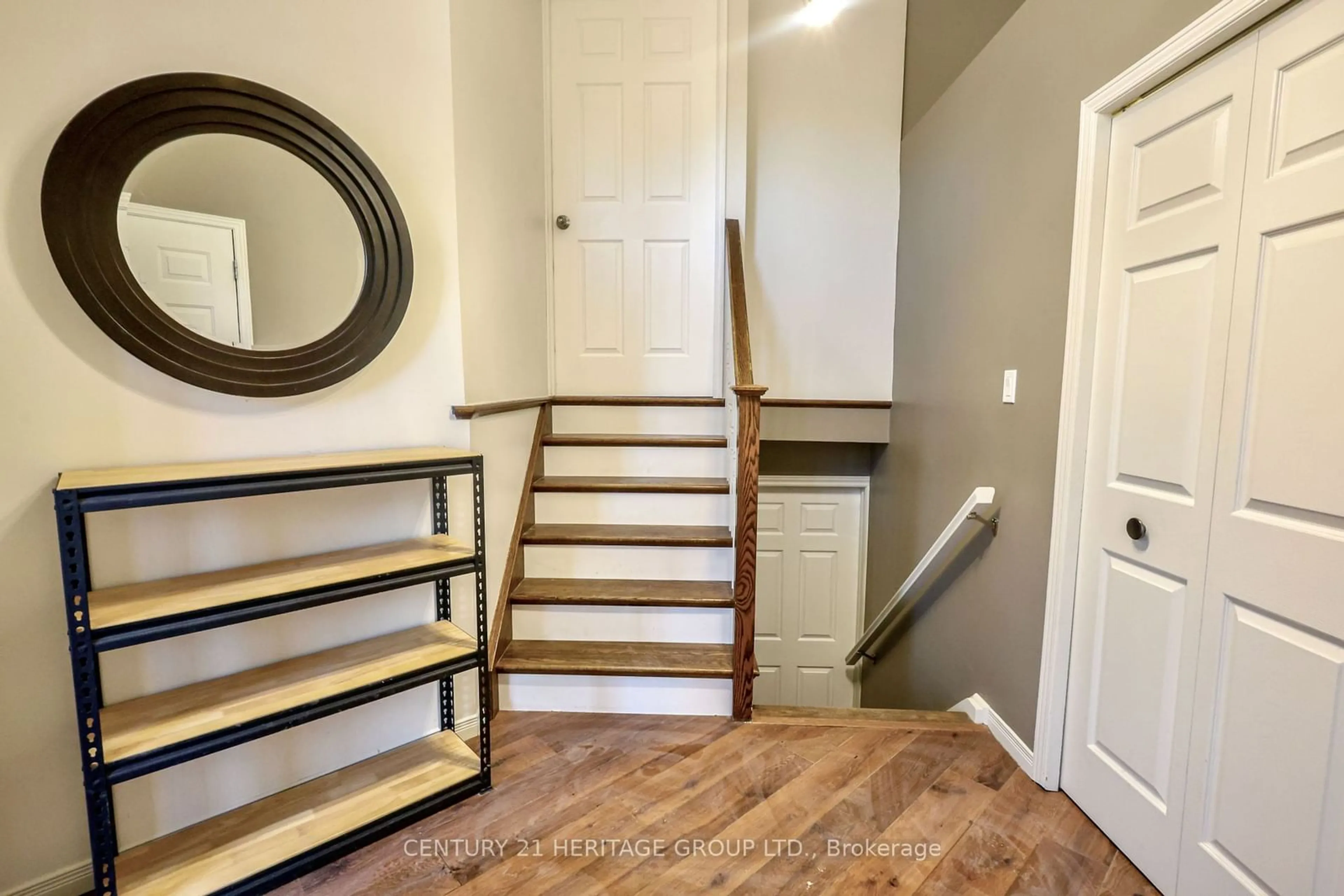 Indoor entryway for 1021 Greenwood Park Dr, Kingston Ontario K7K 7C2