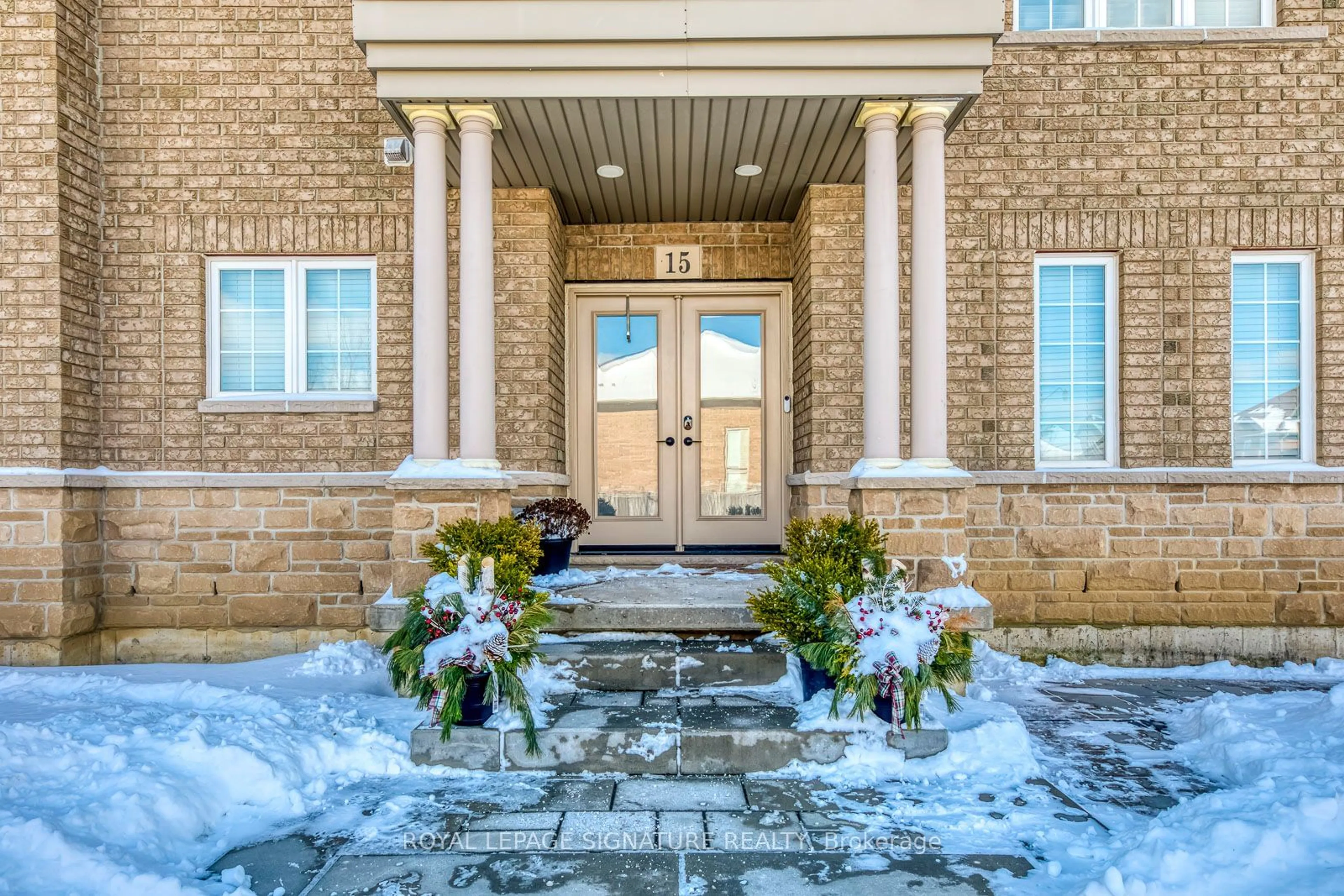 Indoor entryway for 15 Pinehill Dr, Hamilton Ontario L0R 1P0