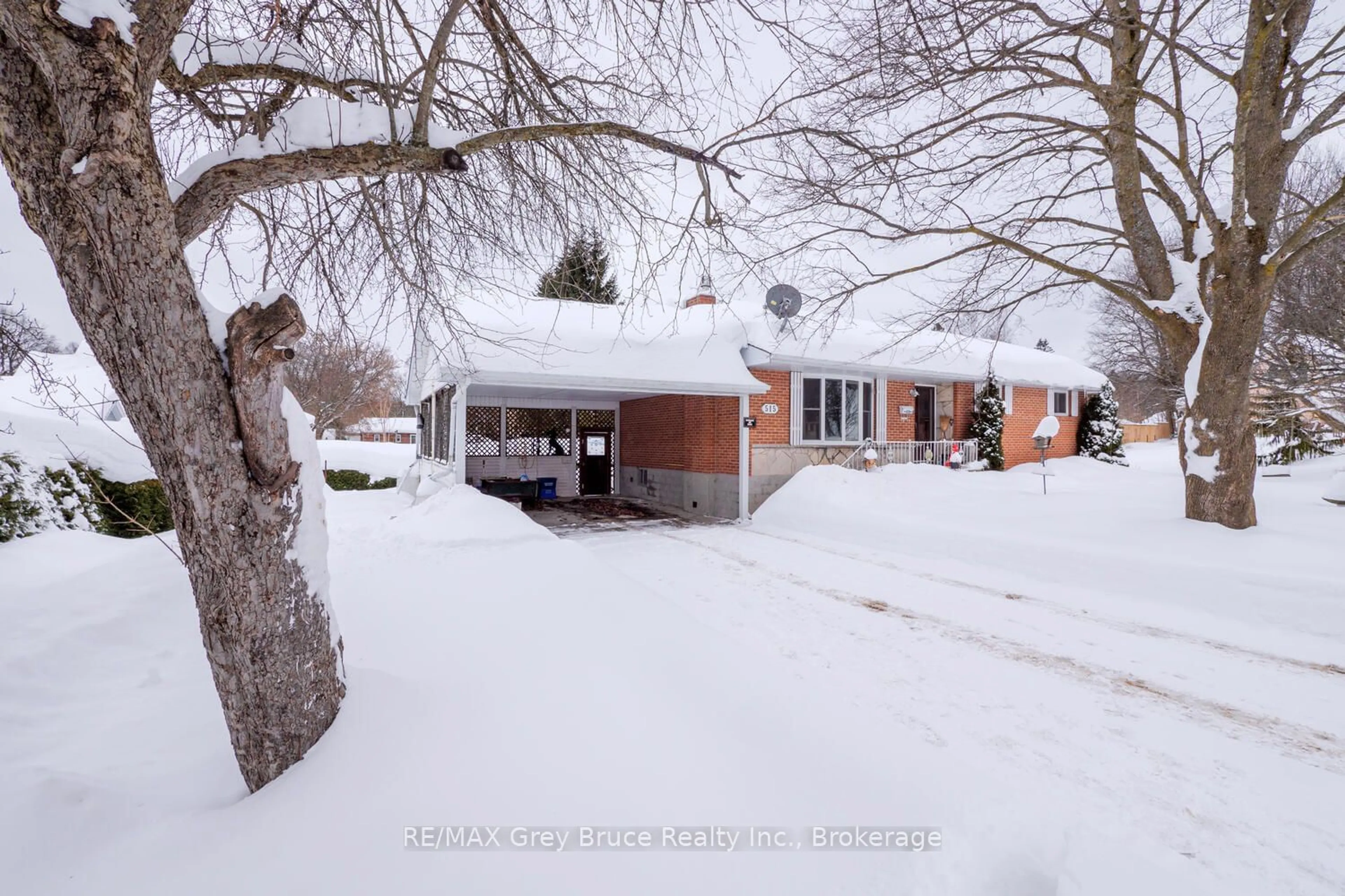 A pic from outside/outdoor area/front of a property/back of a property/a pic from drone, street for 515 22nd St, Owen Sound Ontario N4K 4G2