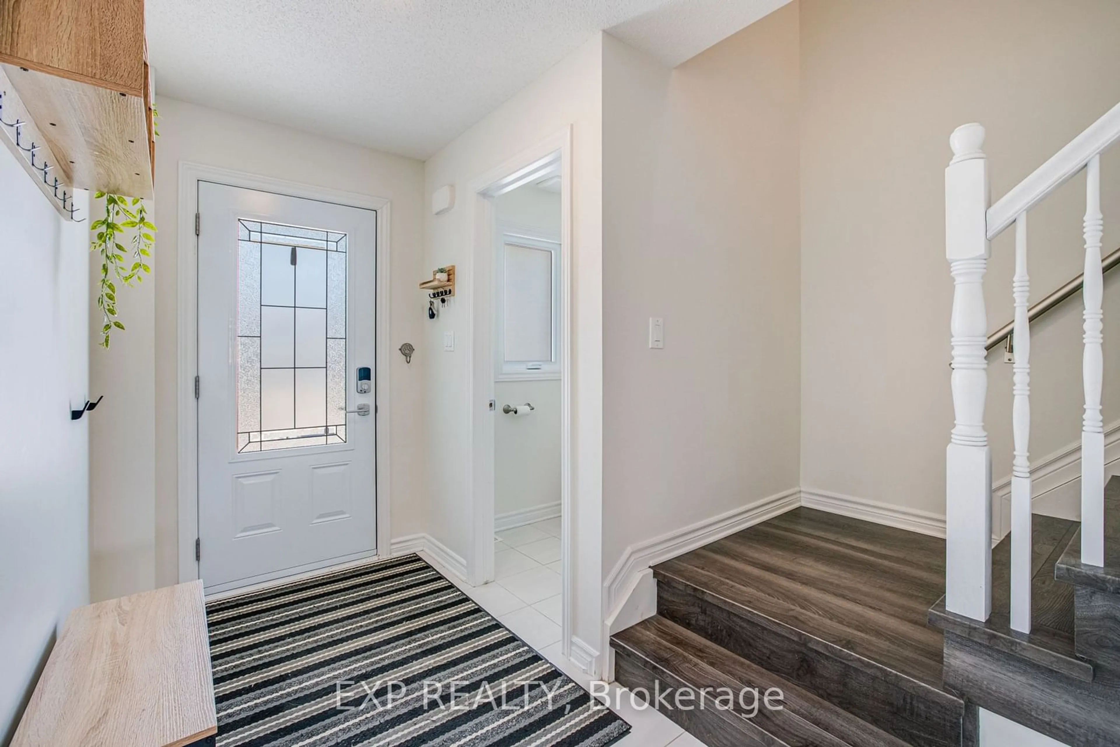 Indoor entryway for 379 Trillium Circ, Alfred and Plantagenet Ontario K0A 3K0