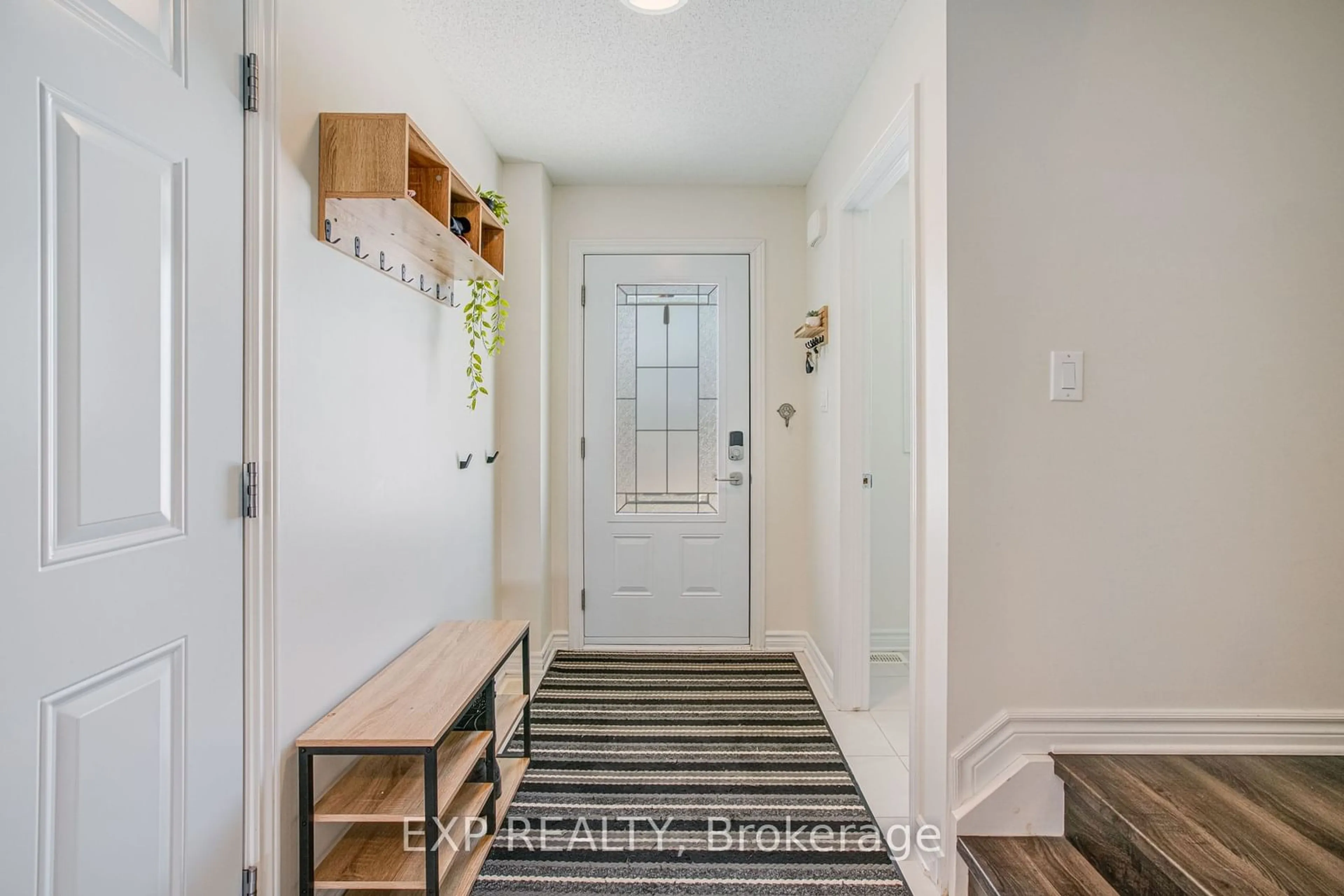 Indoor entryway for 379 Trillium Circ, Alfred and Plantagenet Ontario K0A 3K0