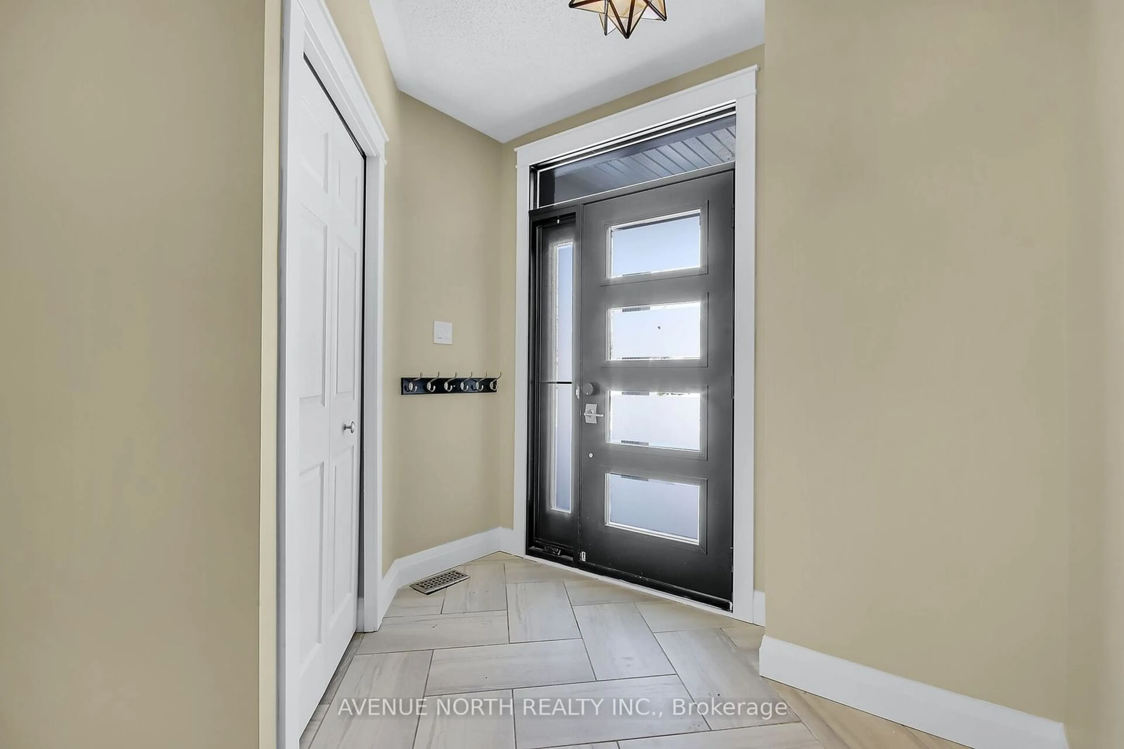 Indoor entryway for 78 Friendly Cres, Stittsville - Munster - Richmond Ontario K2S 2B5