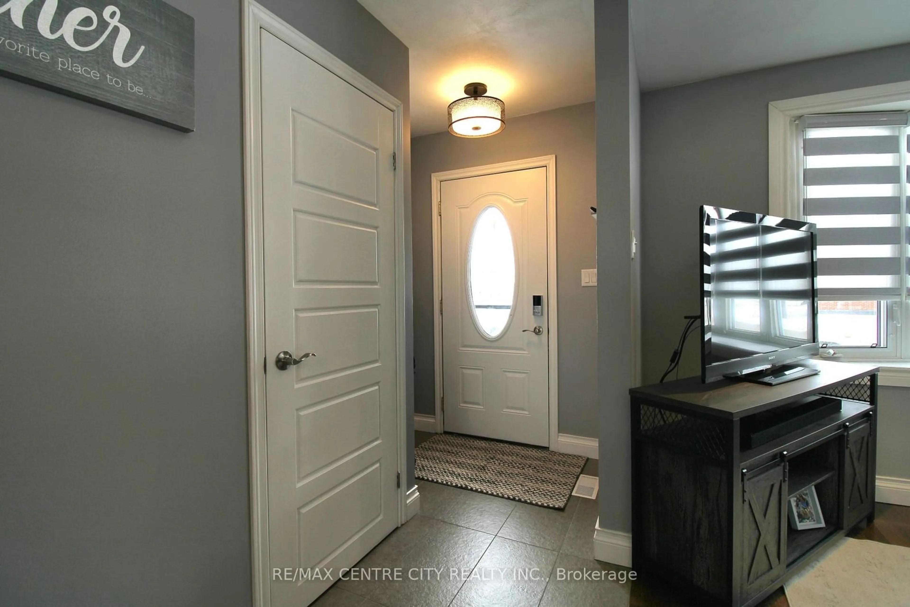 Indoor entryway for 75 Lawrence Ave, St. Thomas Ontario N5R 4Y7