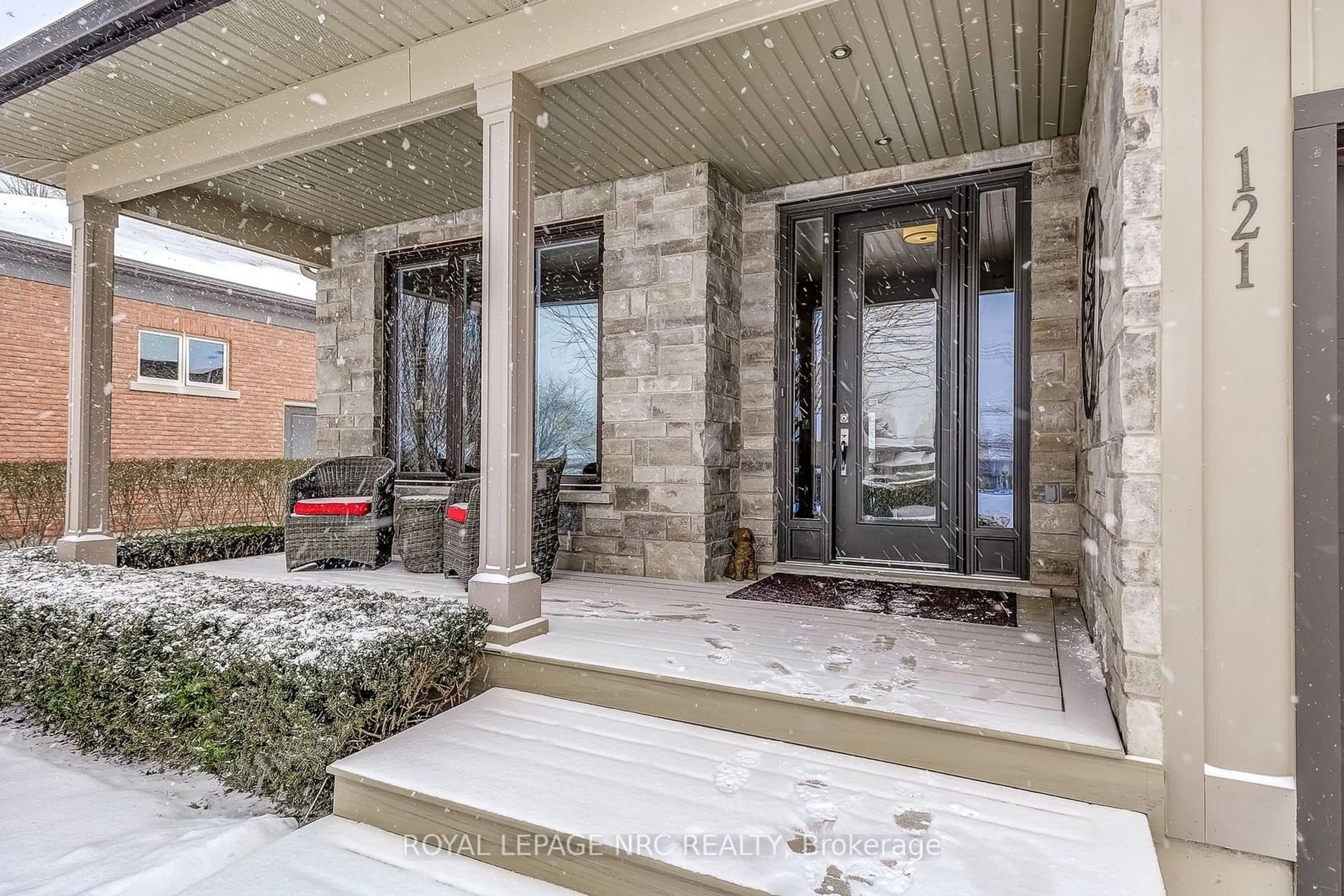 Indoor entryway for 121 Flynn St, Niagara-on-the-Lake Ontario L0S 1J0