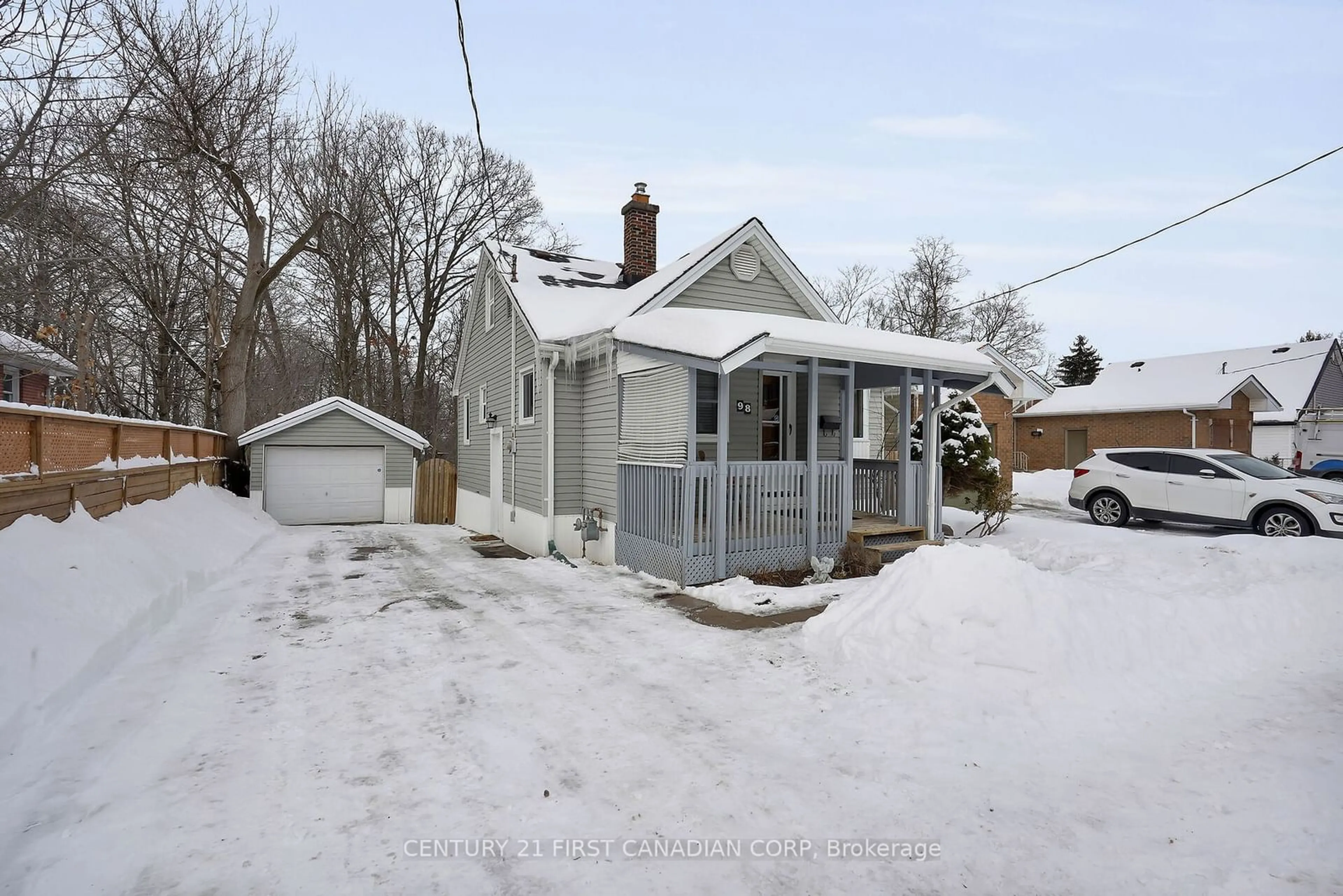 A pic from outside/outdoor area/front of a property/back of a property/a pic from drone, street for 98 Briscoe St, London Ontario N6J 1M5