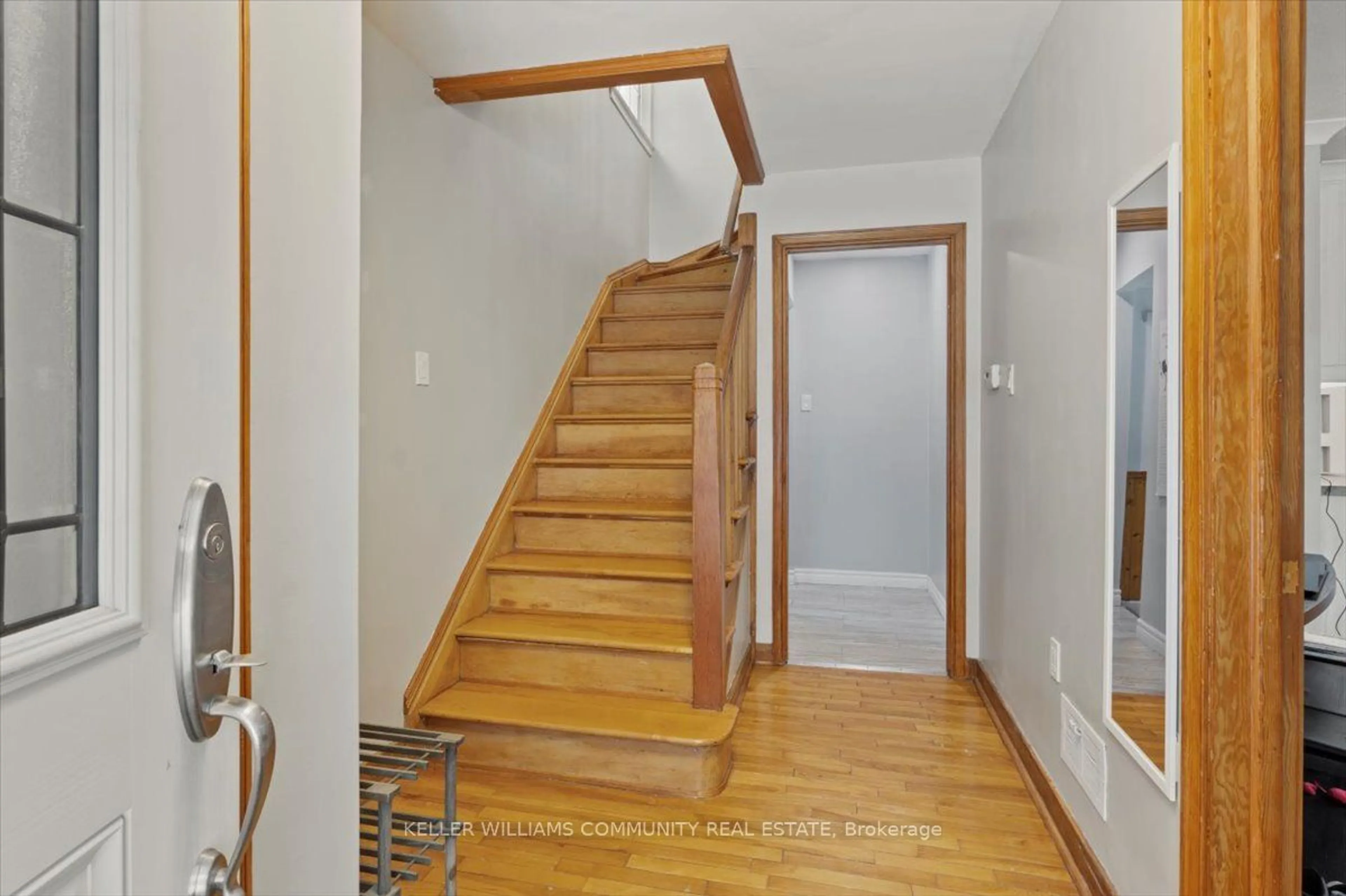 Stairs for 301 Aberdeen Ave, Peterborough Ontario K9H 4X3