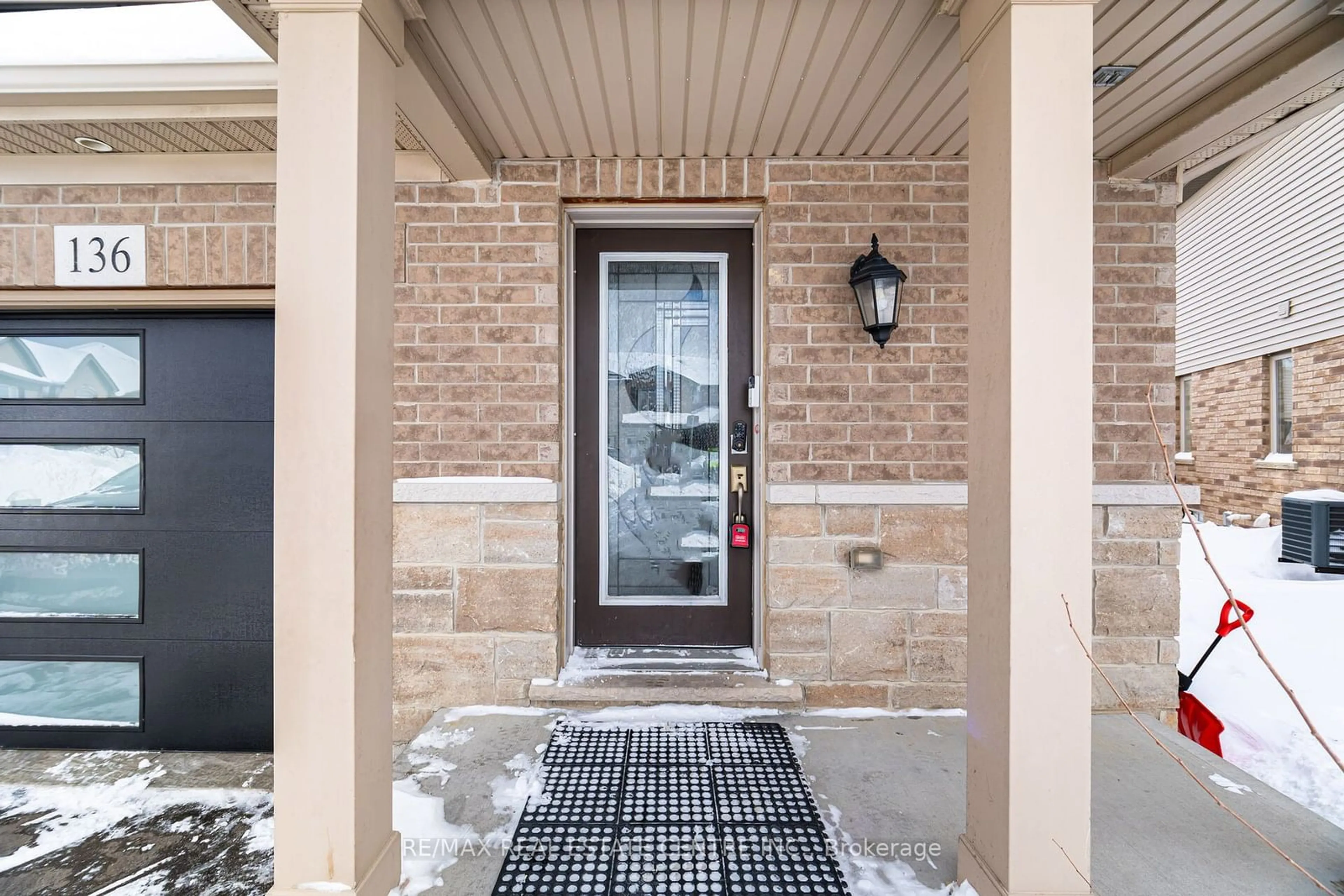 Indoor entryway for 136 Westbank Tr, Hamilton Ontario L8J 1R6