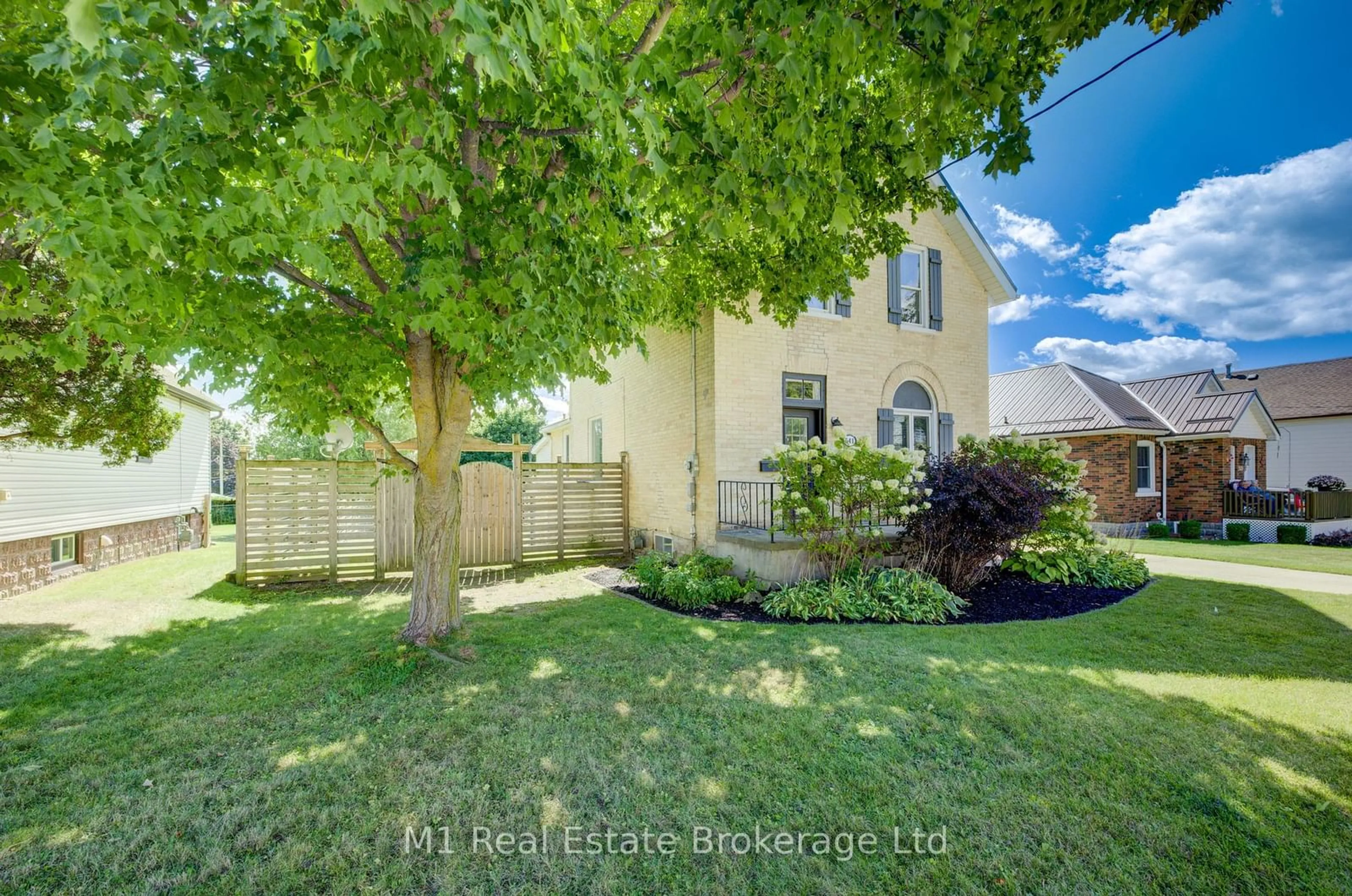 A pic from outside/outdoor area/front of a property/back of a property/a pic from drone, street for 541 9th St, Hanover Ontario N4N 1M3