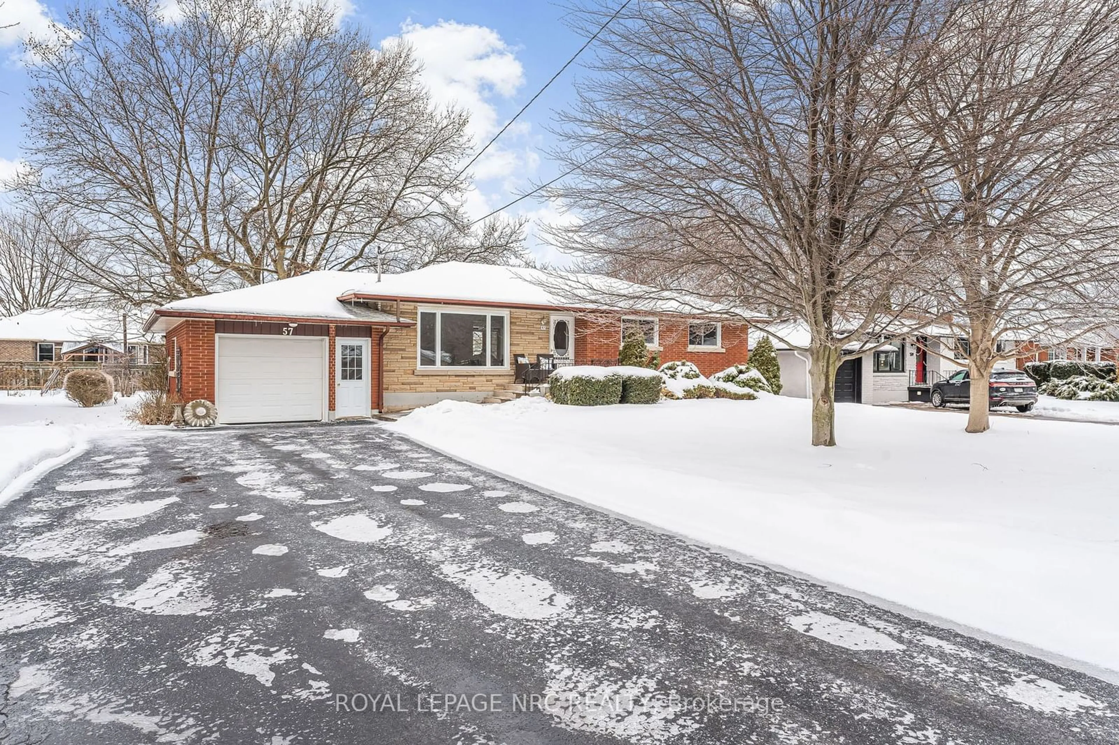 A pic from outside/outdoor area/front of a property/back of a property/a pic from drone, street for 57 Henry St, Niagara-on-the-Lake Ontario L0S 1J0