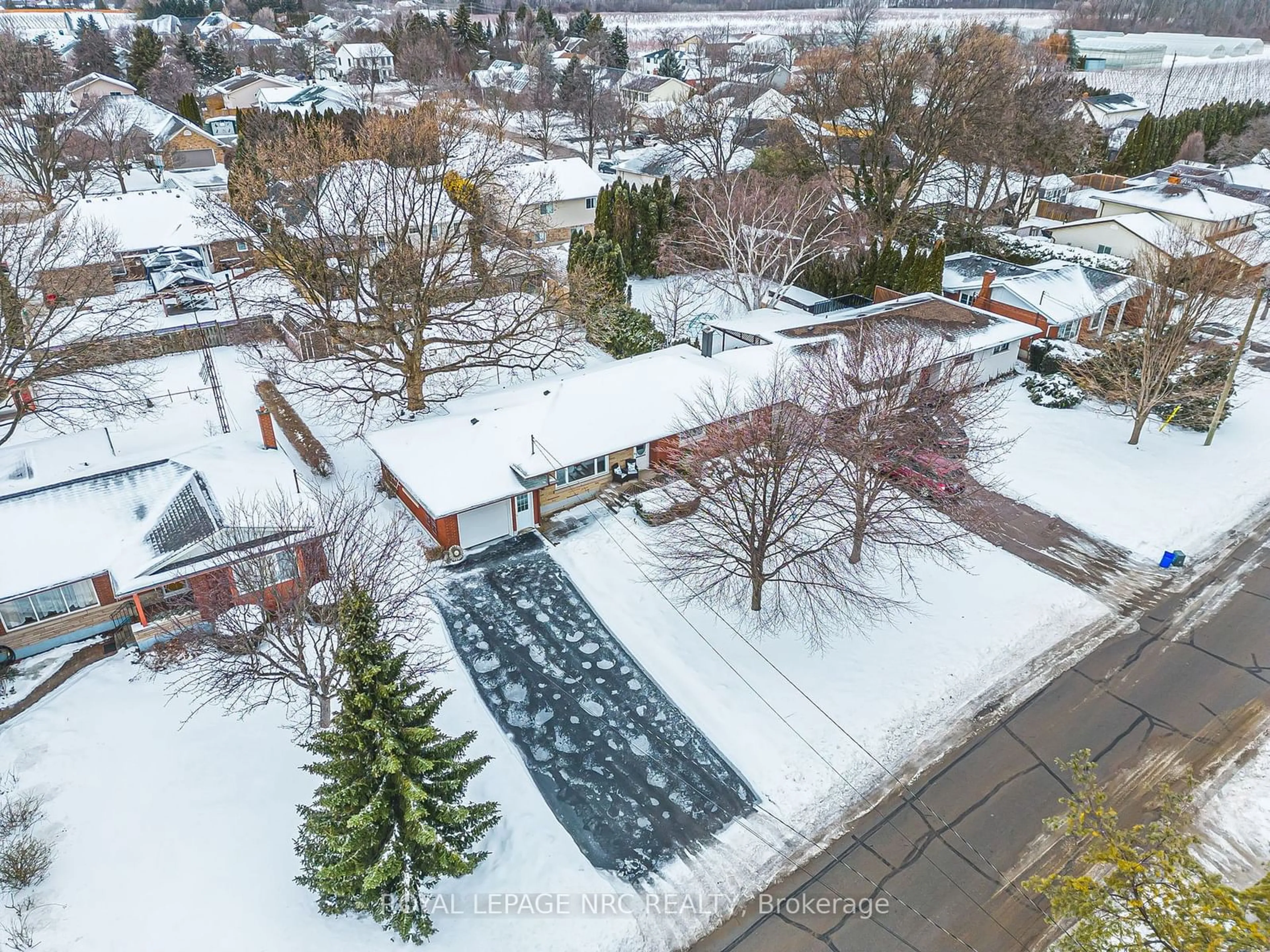 A pic from outside/outdoor area/front of a property/back of a property/a pic from drone, street for 57 Henry St, Niagara-on-the-Lake Ontario L0S 1J0