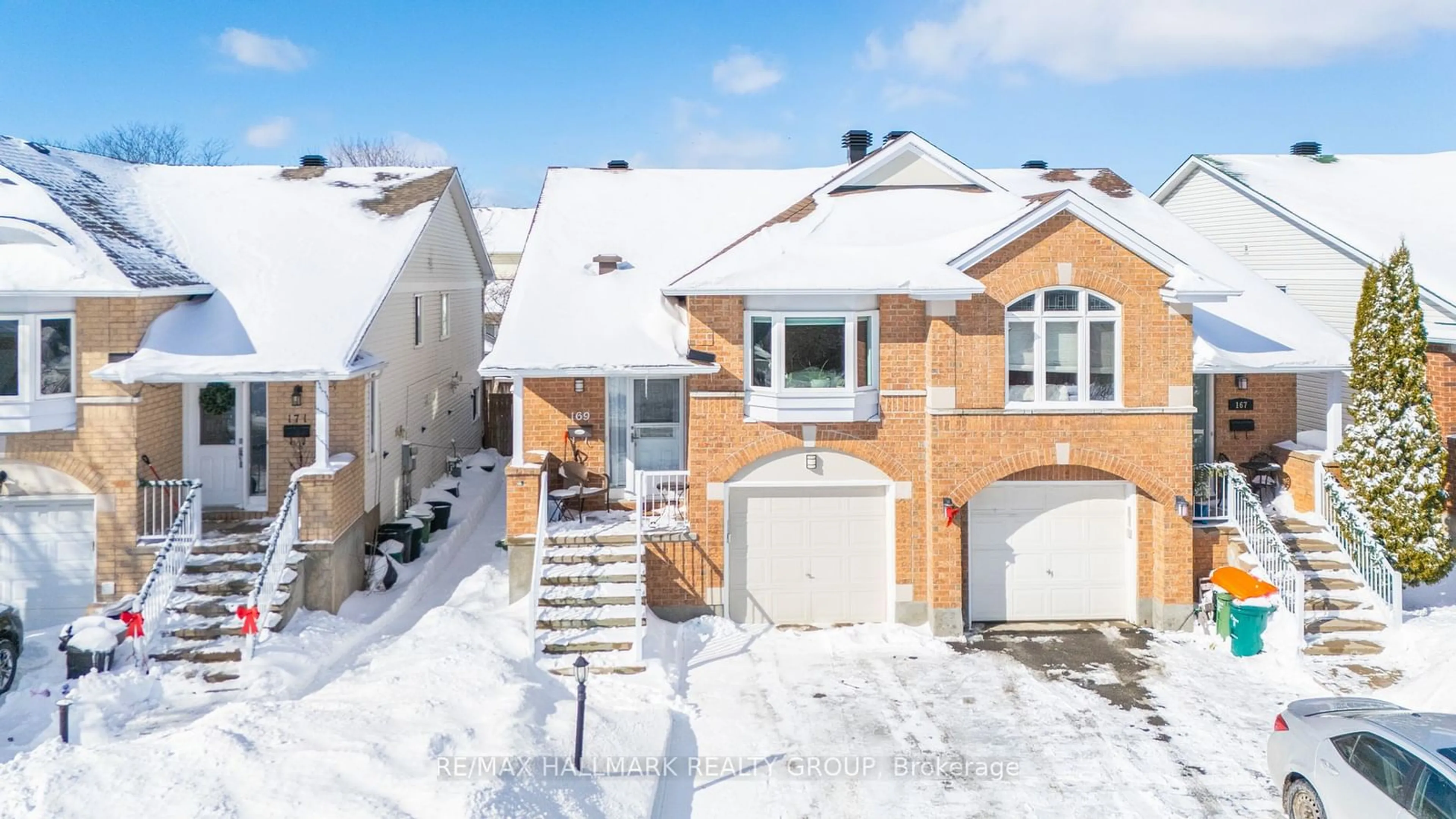 A pic from outside/outdoor area/front of a property/back of a property/a pic from drone, street for 169 Mountshannon Dr, Barrhaven Ontario K2J 4M9