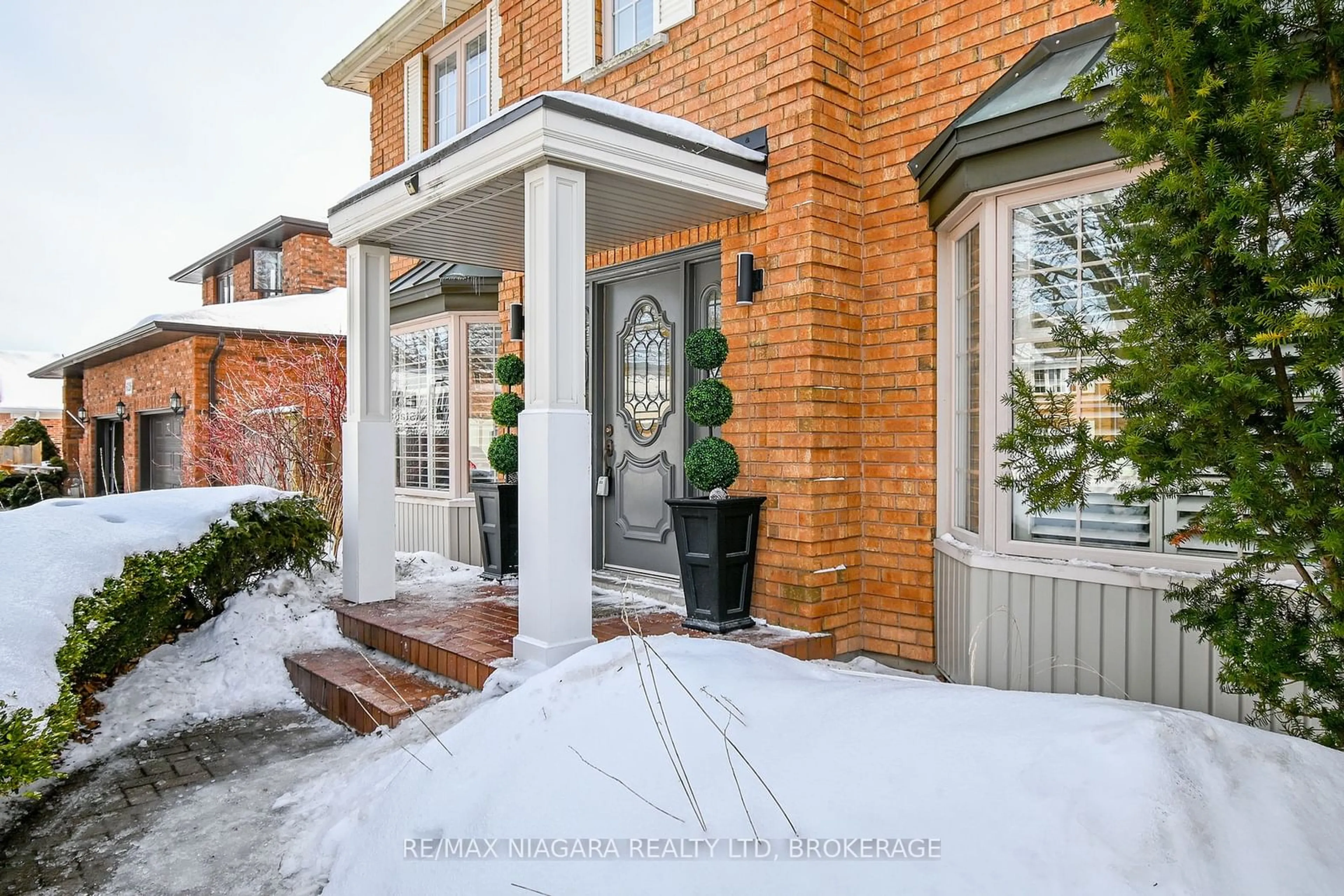 Indoor entryway for 6338 Moretta Dr, Niagara Falls Ontario L2J 4H7