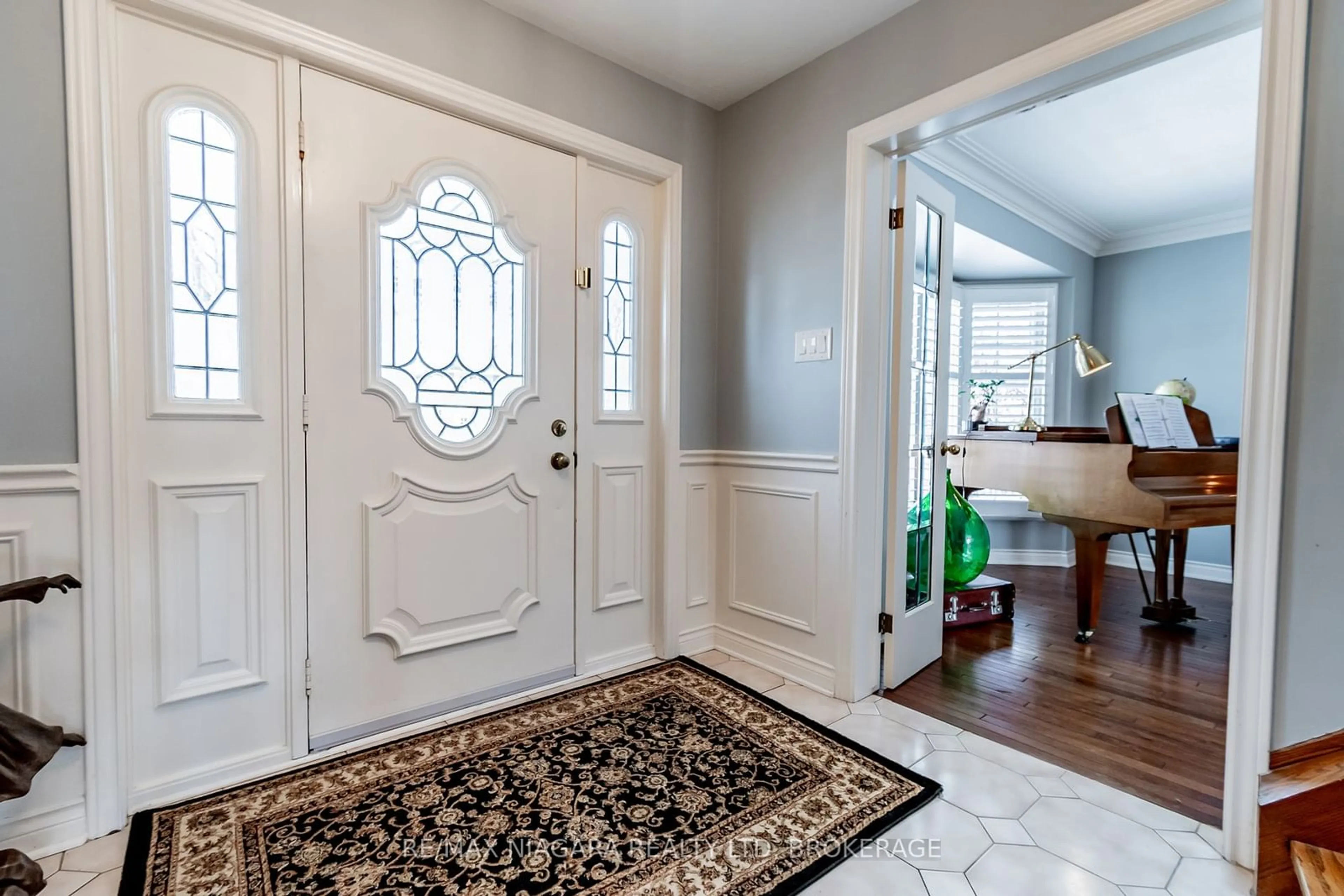 Indoor entryway for 6338 Moretta Dr, Niagara Falls Ontario L2J 4H7