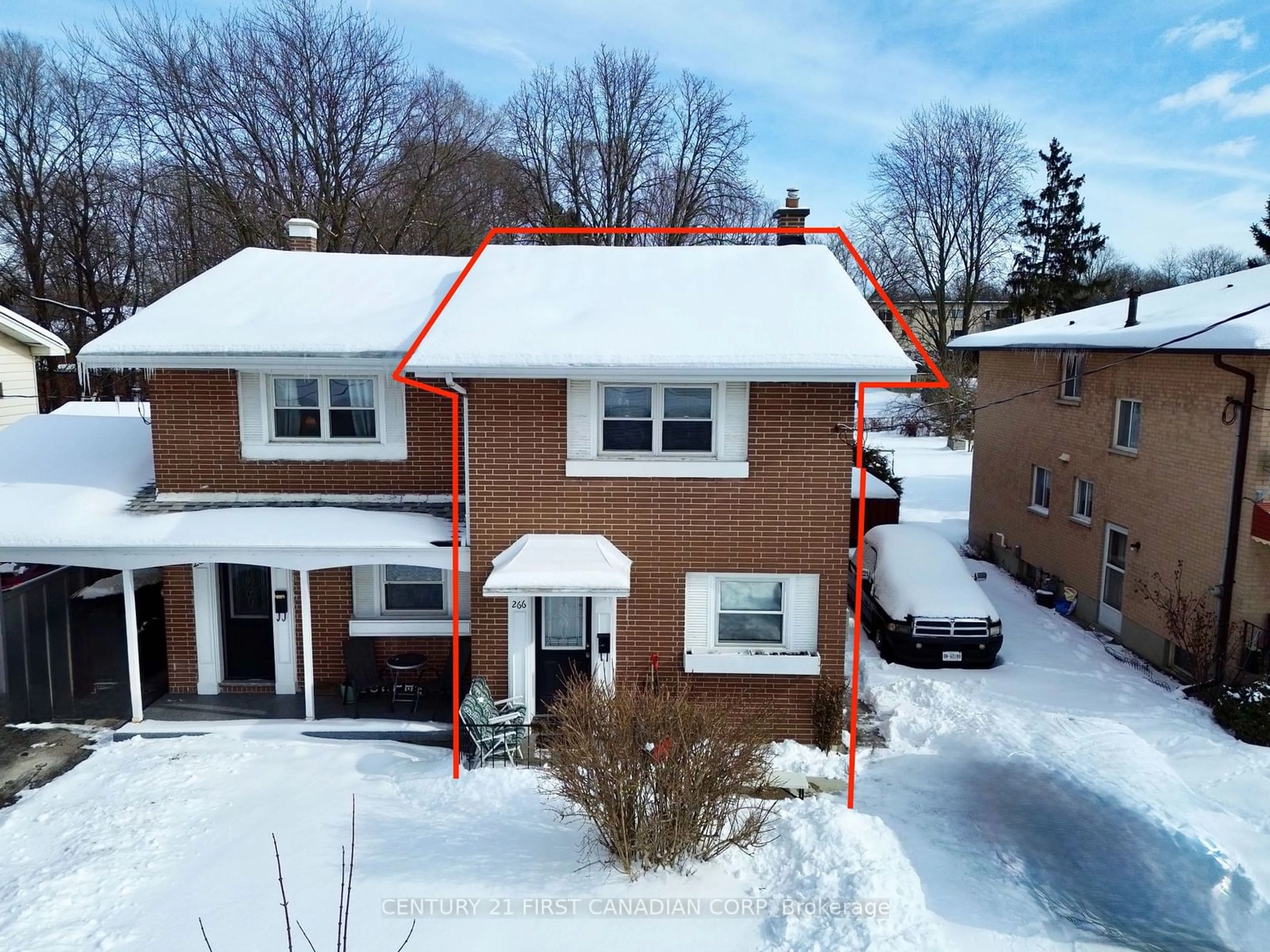 A pic from outside/outdoor area/front of a property/back of a property/a pic from drone, street for 266 Taylor St, London Ontario N5Y 2J8