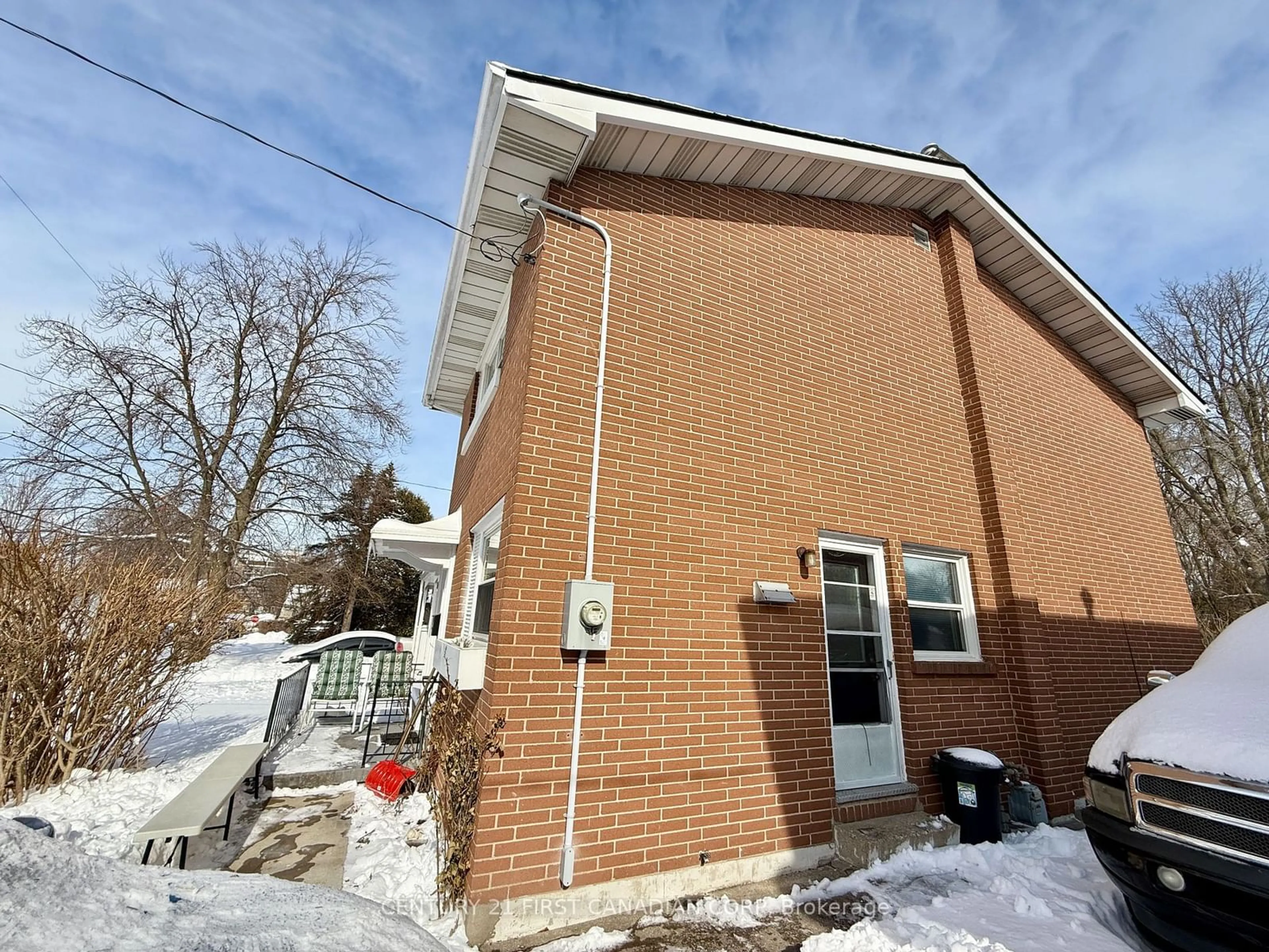 Home with brick exterior material, building for 266 Taylor St, London Ontario N5Y 2J8