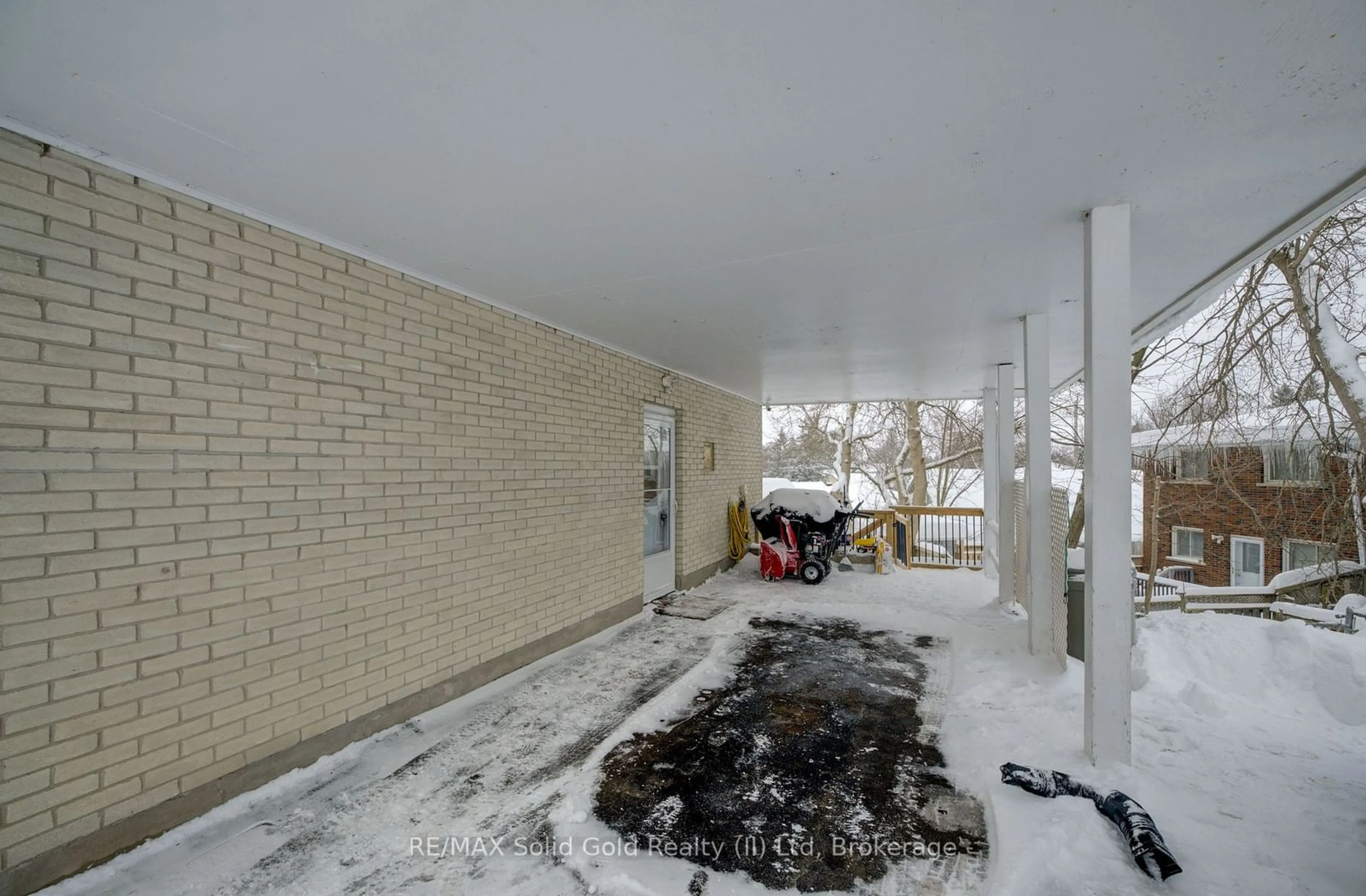 Indoor foyer for 125 Rife Ave, Cambridge Ontario N3C 2H1