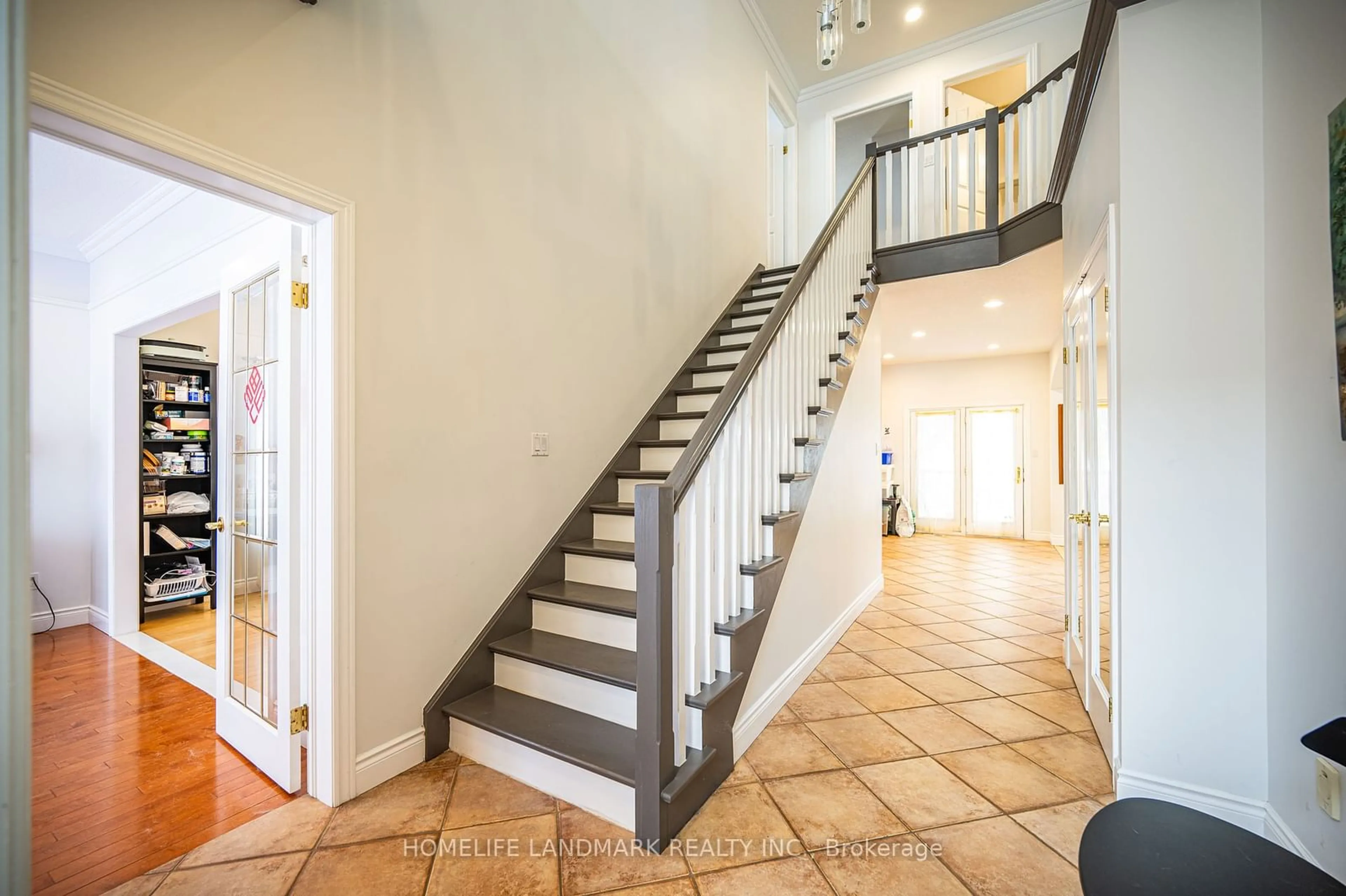 Indoor foyer for 227 The Lions Gate, Waterloo Ontario N2L 6M6