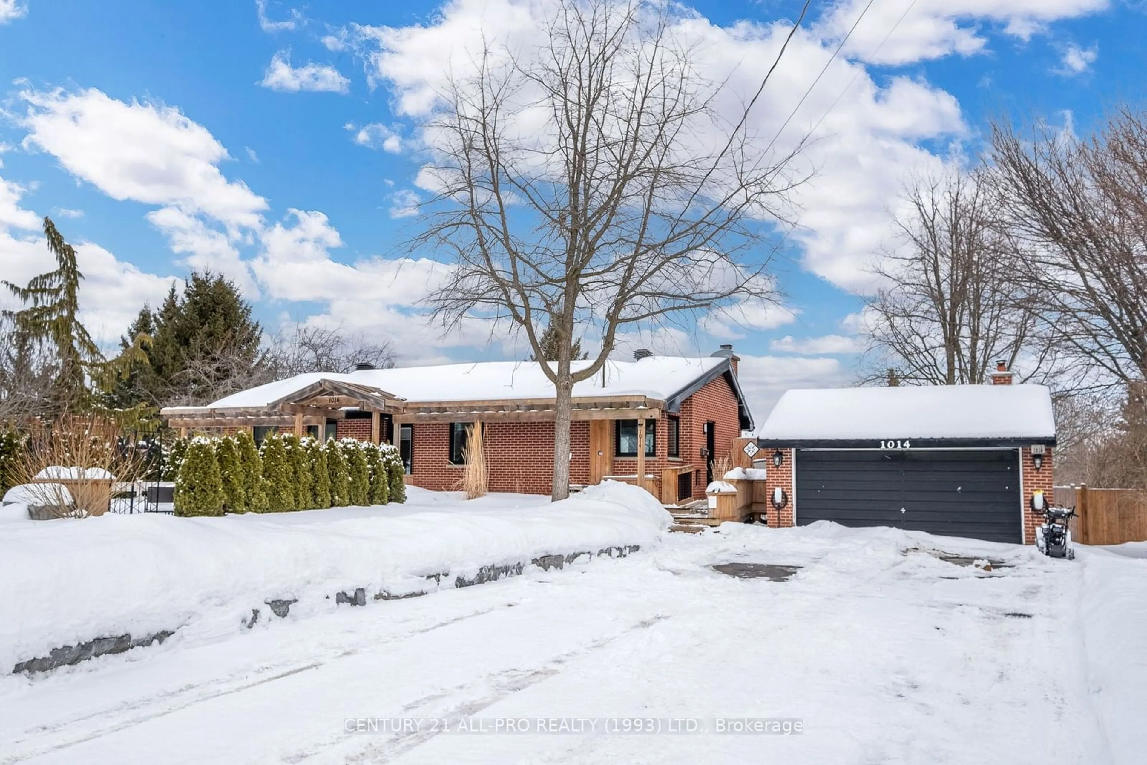 A pic from outside/outdoor area/front of a property/back of a property/a pic from drone, street for 1014 Ontario St, Cobourg Ontario K9A 3C7