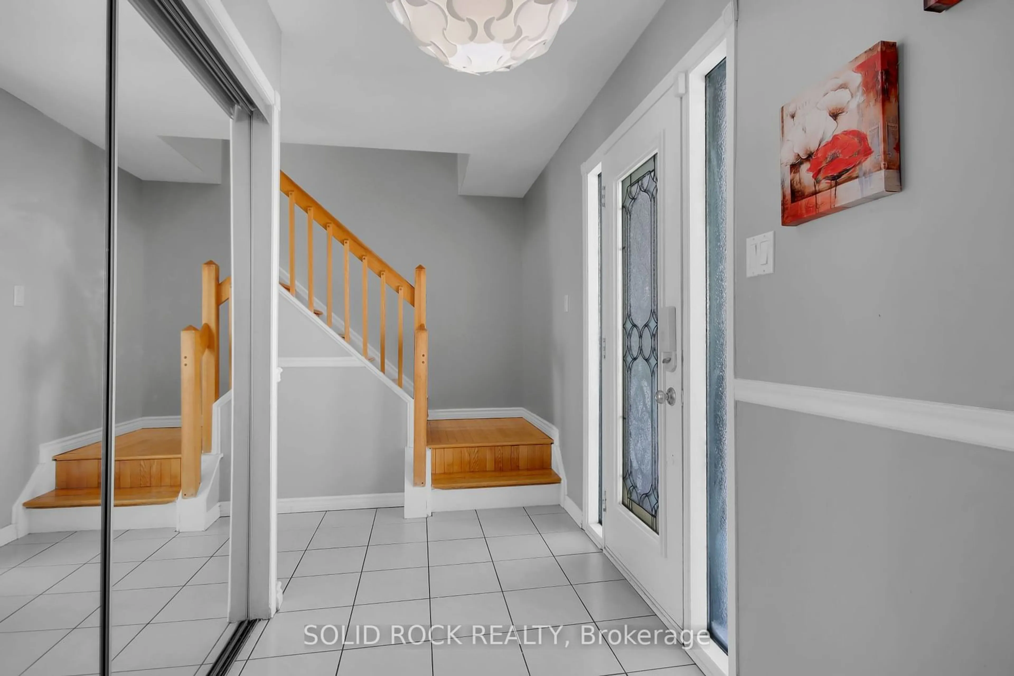 Indoor entryway for 33 Chateau Cres, Russell Ontario K0A 1W1