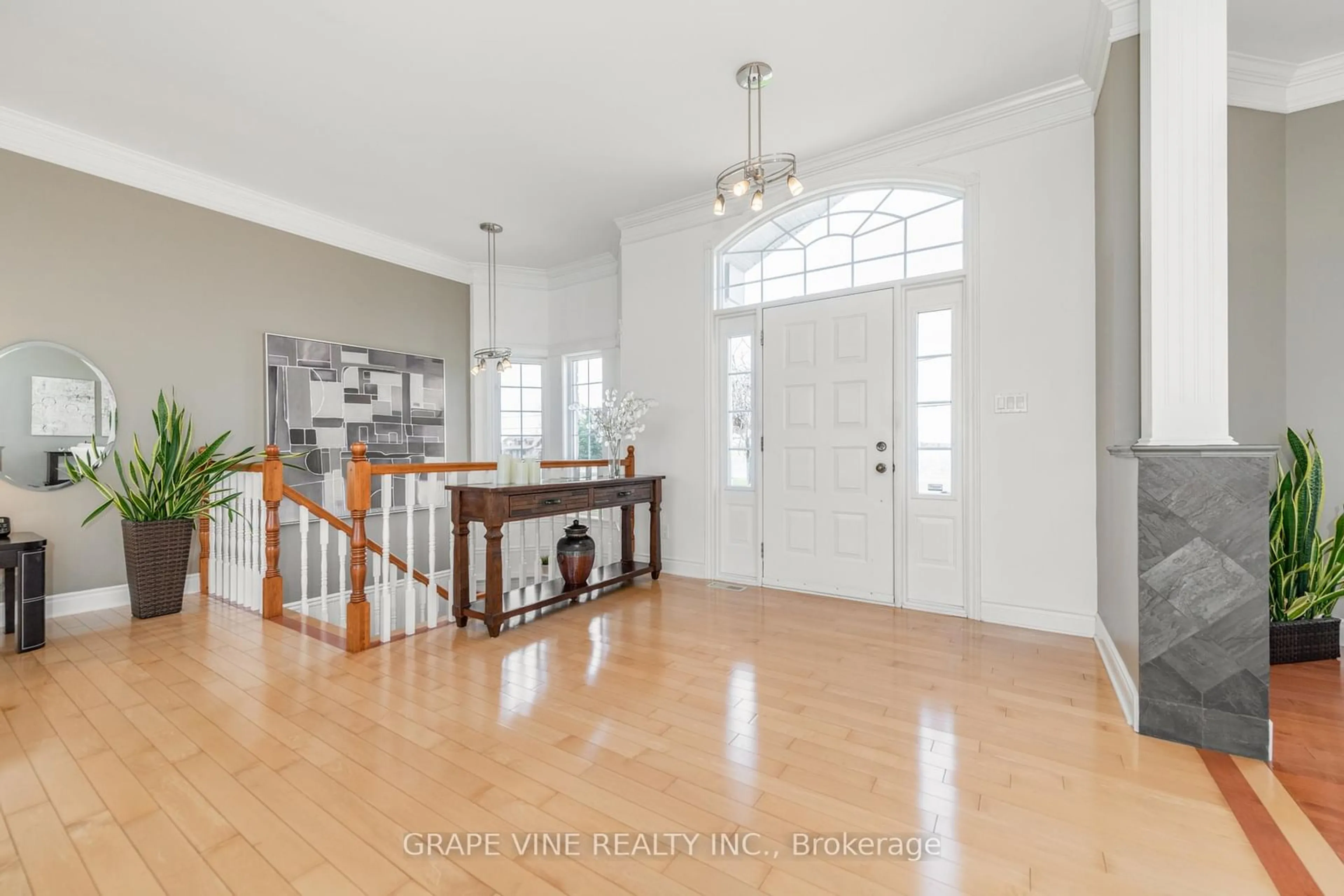 Indoor entryway for 1367 STE MARIE St, Russell Ontario K0A 1W0