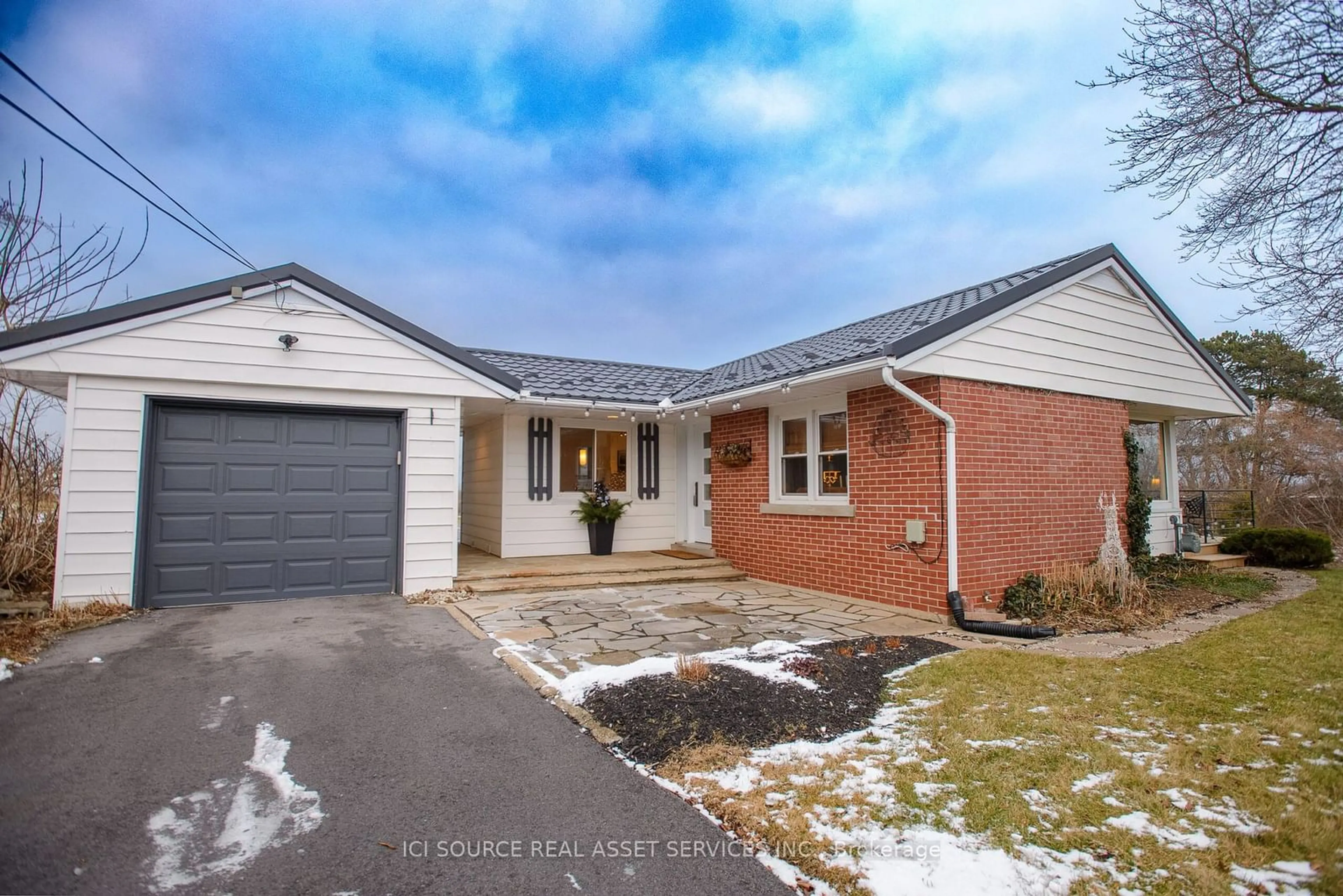 Home with brick exterior material, street for 5503 Greenlane Rd, Lincoln Ontario L3J 1M9