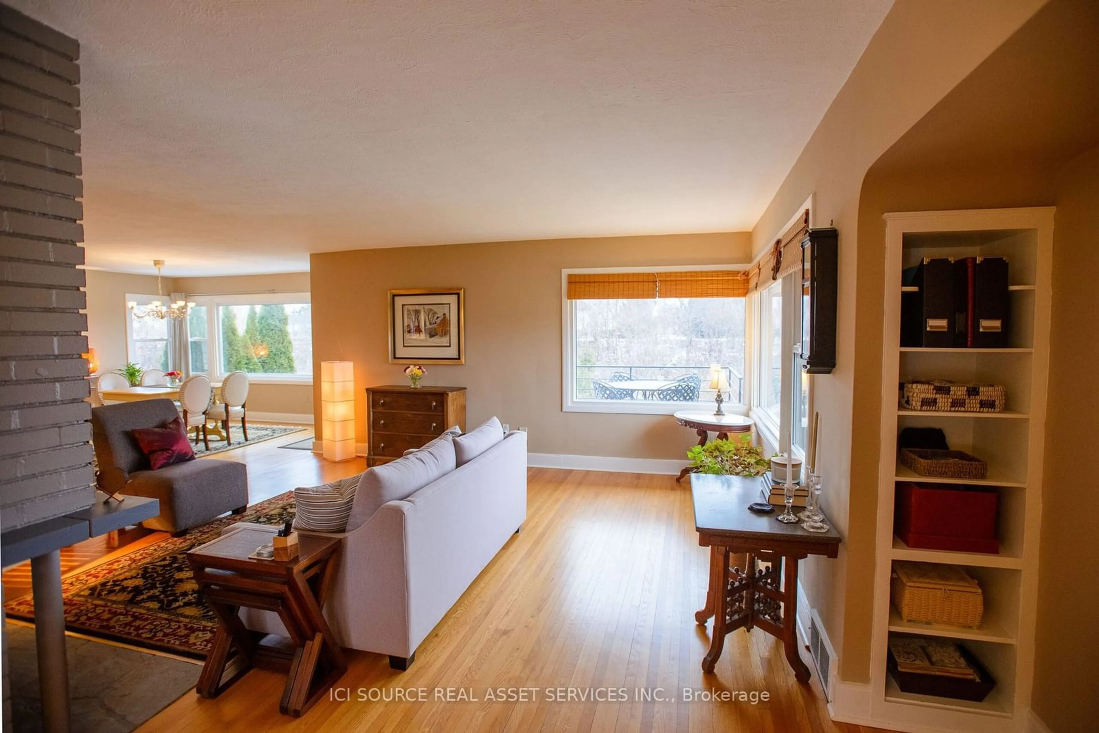 Living room with furniture, wood/laminate floor for 5503 Greenlane Rd, Lincoln Ontario L3J 1M9