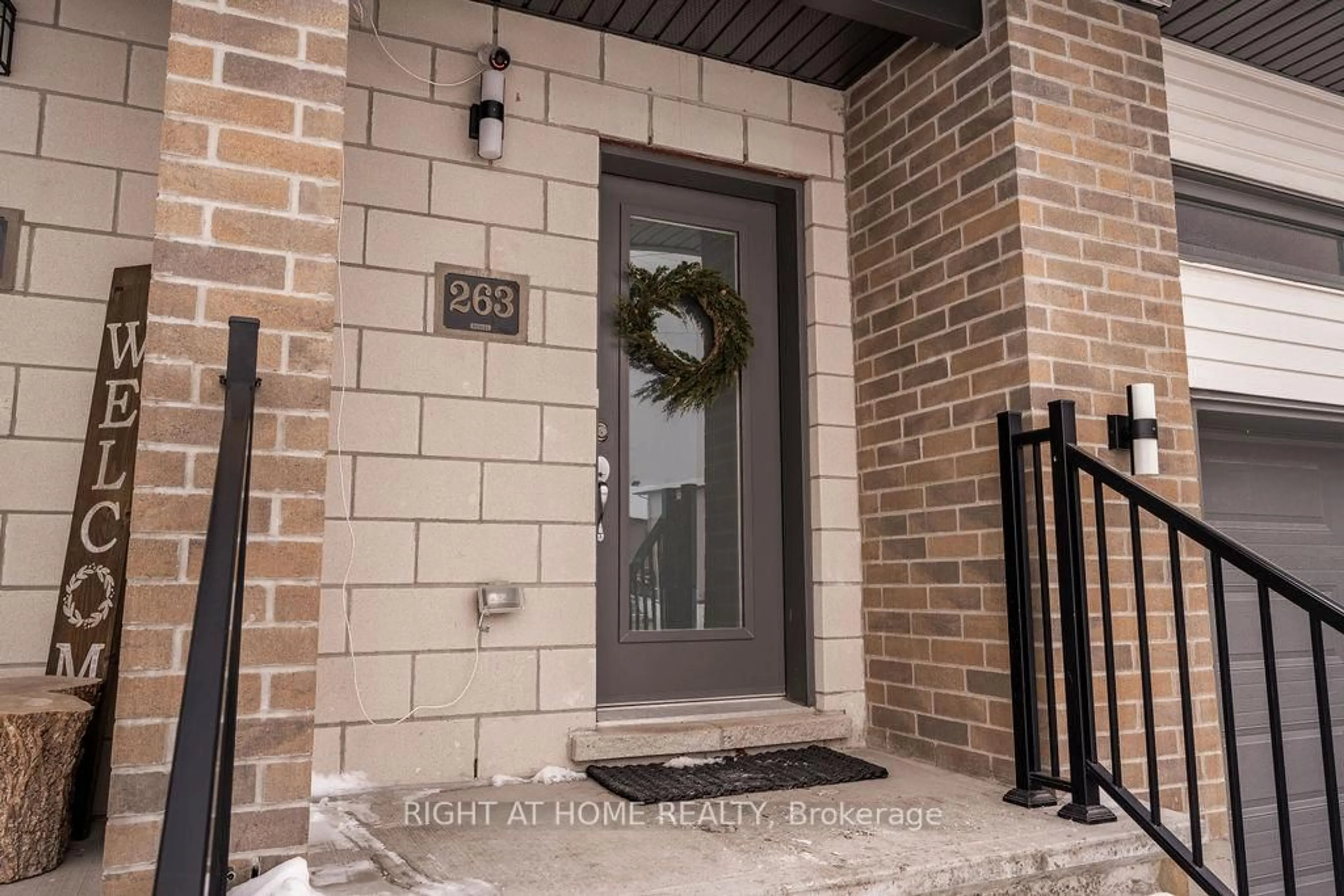 Indoor entryway for 263 Munro St, Carleton Place Ontario K7C 0P3