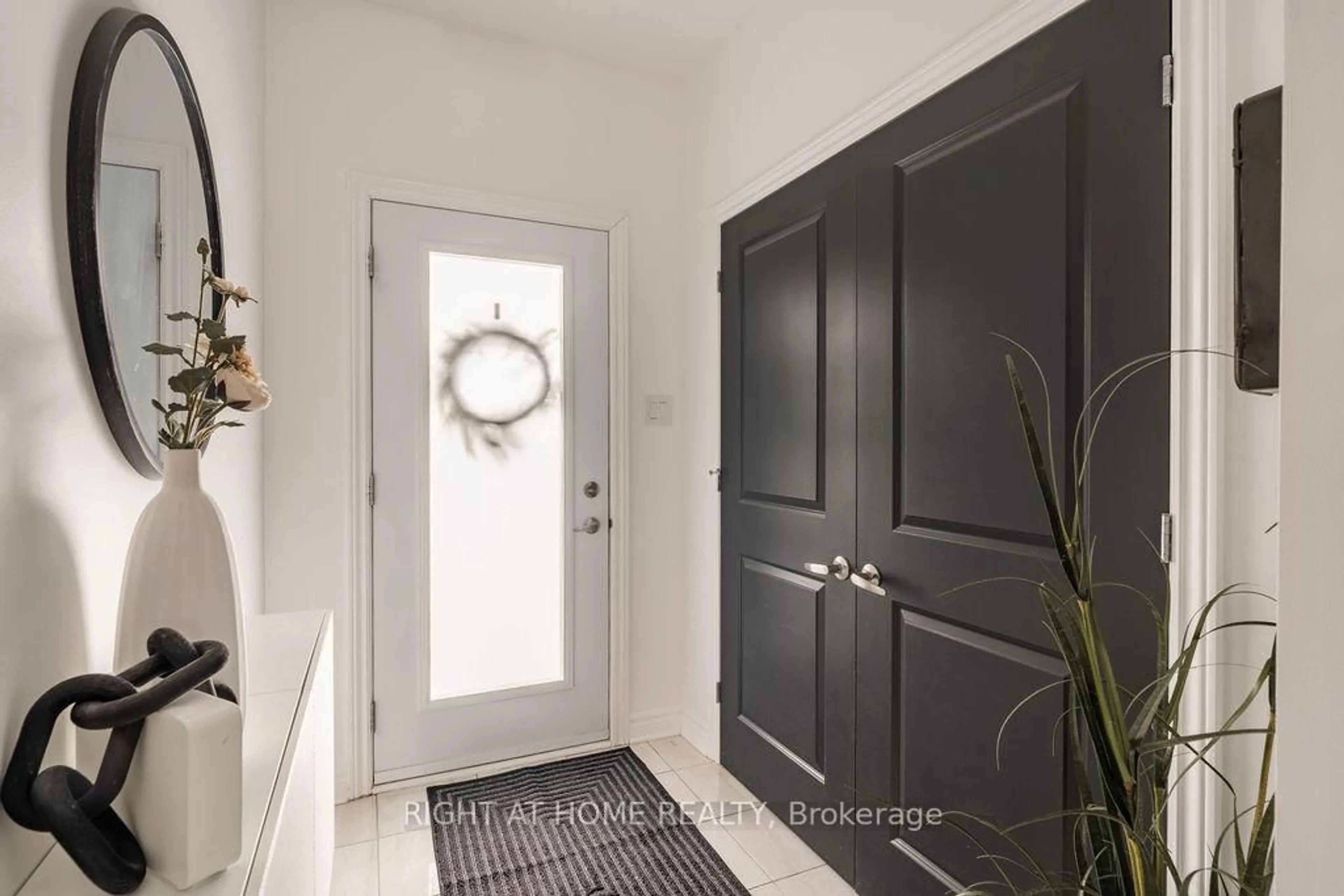 Indoor entryway for 263 Munro St, Carleton Place Ontario K7C 0P3