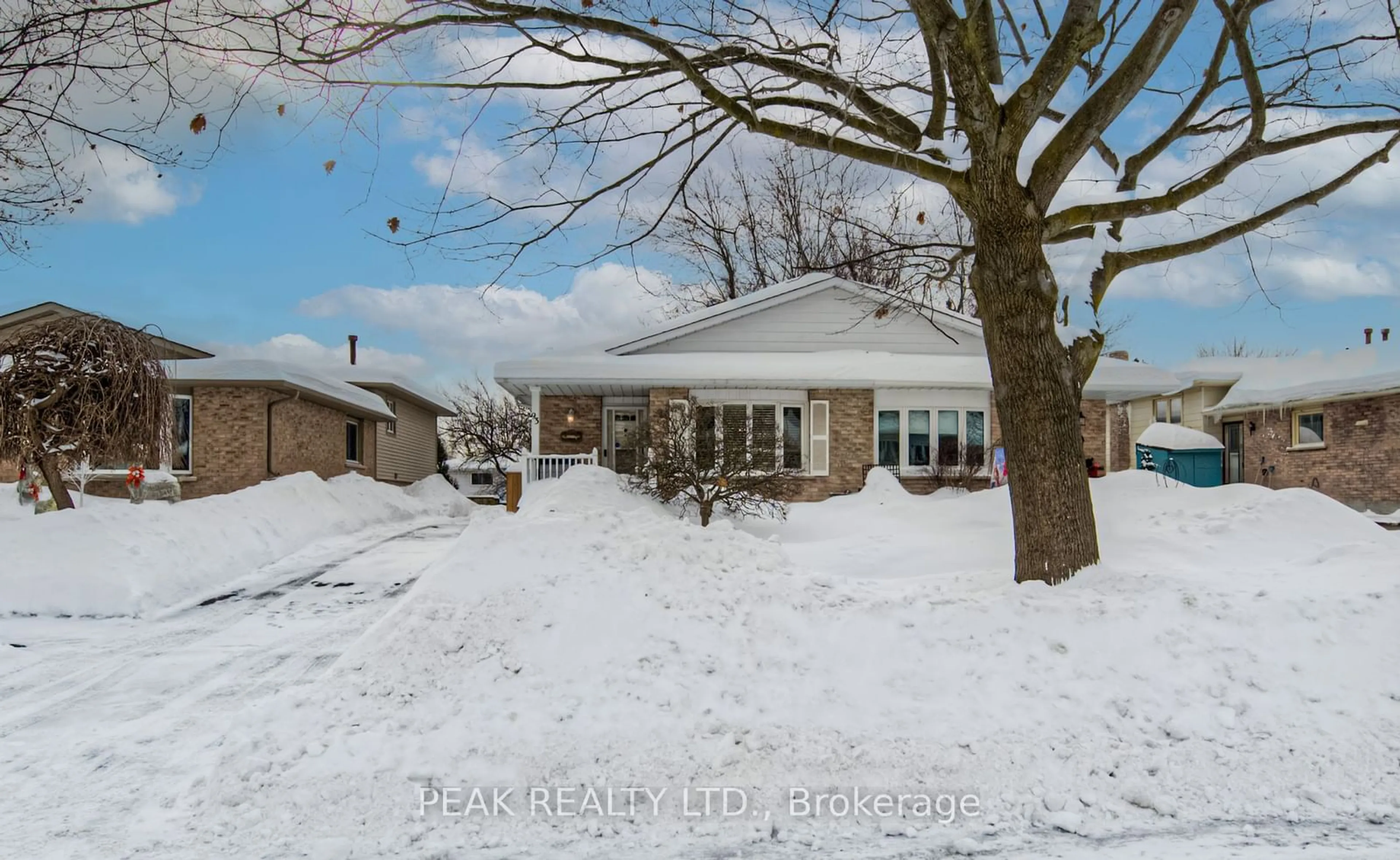 A pic from outside/outdoor area/front of a property/back of a property/a pic from drone, street for 93 Uxbridge Cres, Kitchener Ontario N2E 2S2