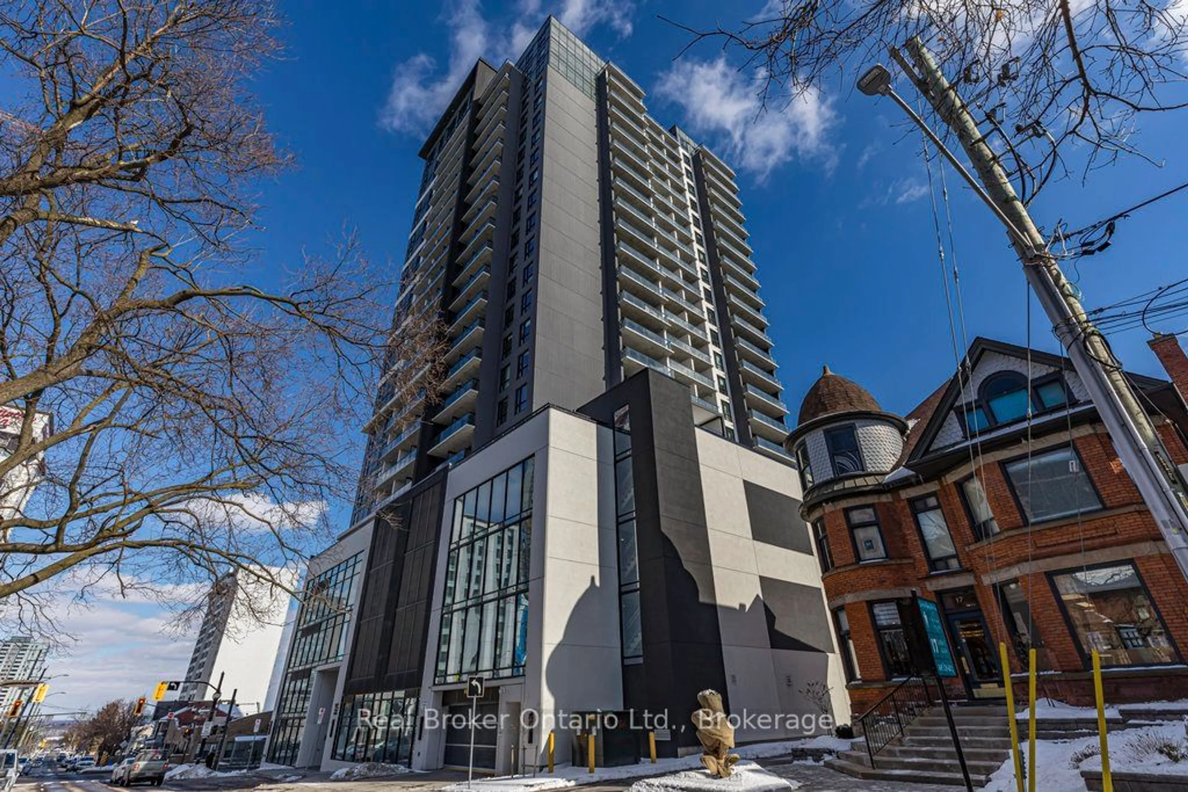 Indoor foyer for 15 QUEEN St #507, Hamilton Ontario L8P 0C6