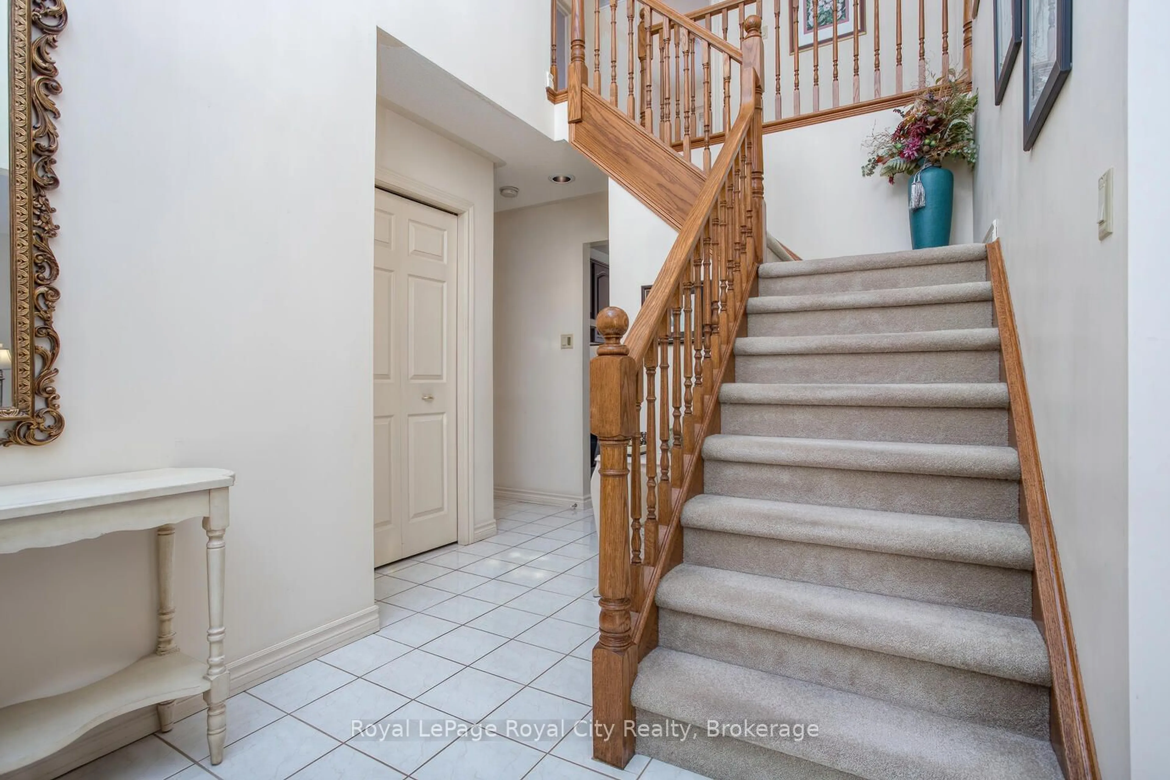 Indoor foyer for 30 Cherrywood Dr, Guelph Ontario N1K 1R7