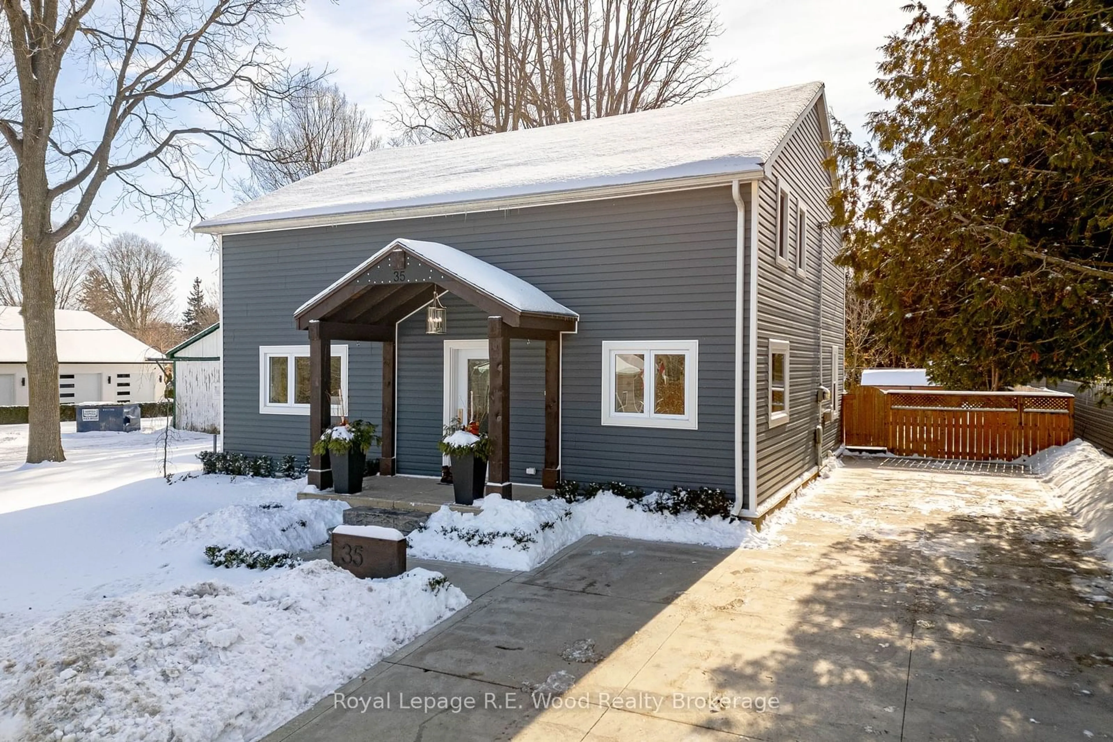 Home with vinyl exterior material, street for 35 North St, Norwich Ontario N0J 1R0