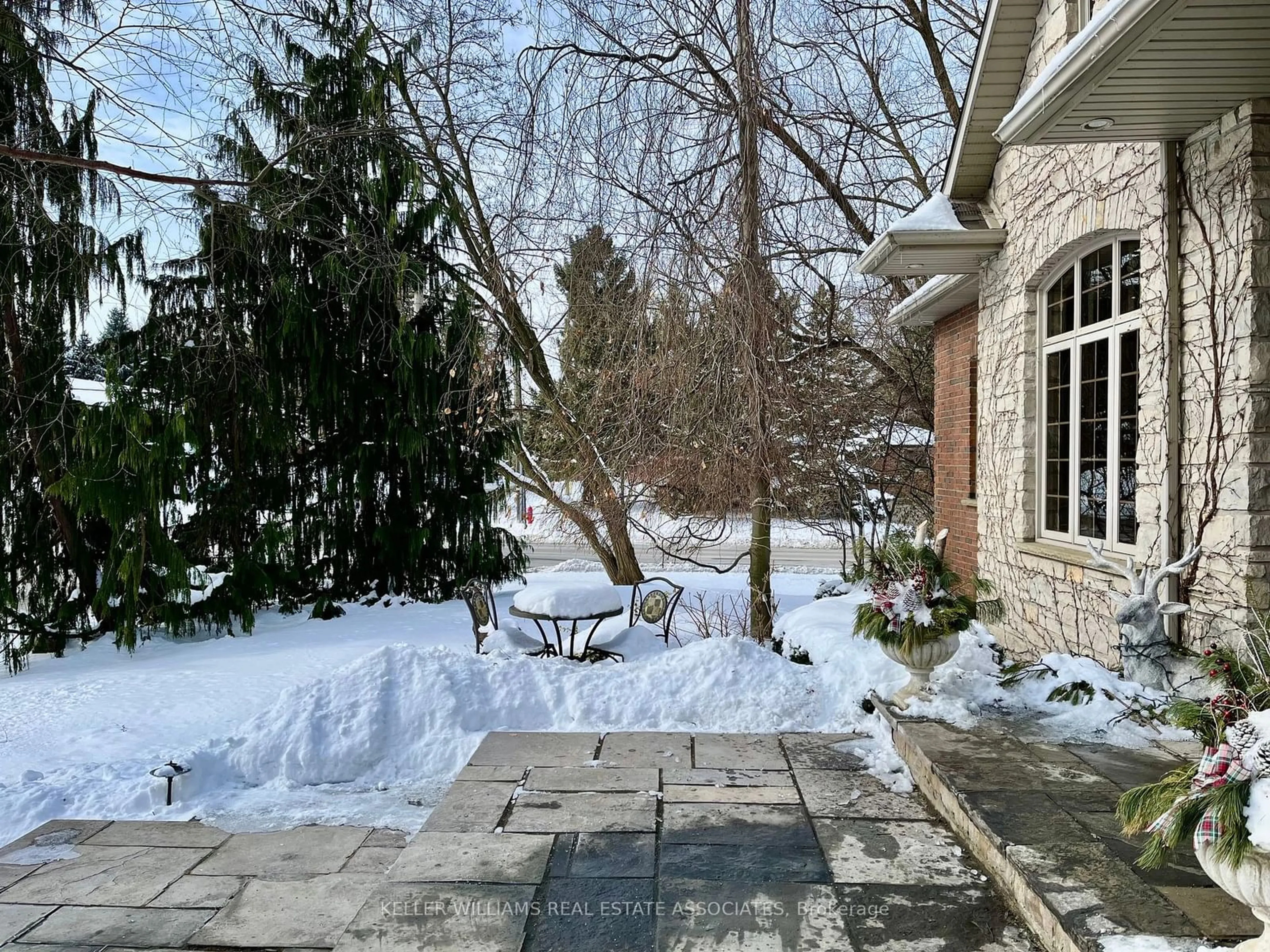 Patio, street for 3 Oldoakes Pl, Hamilton Ontario L9G 4W9