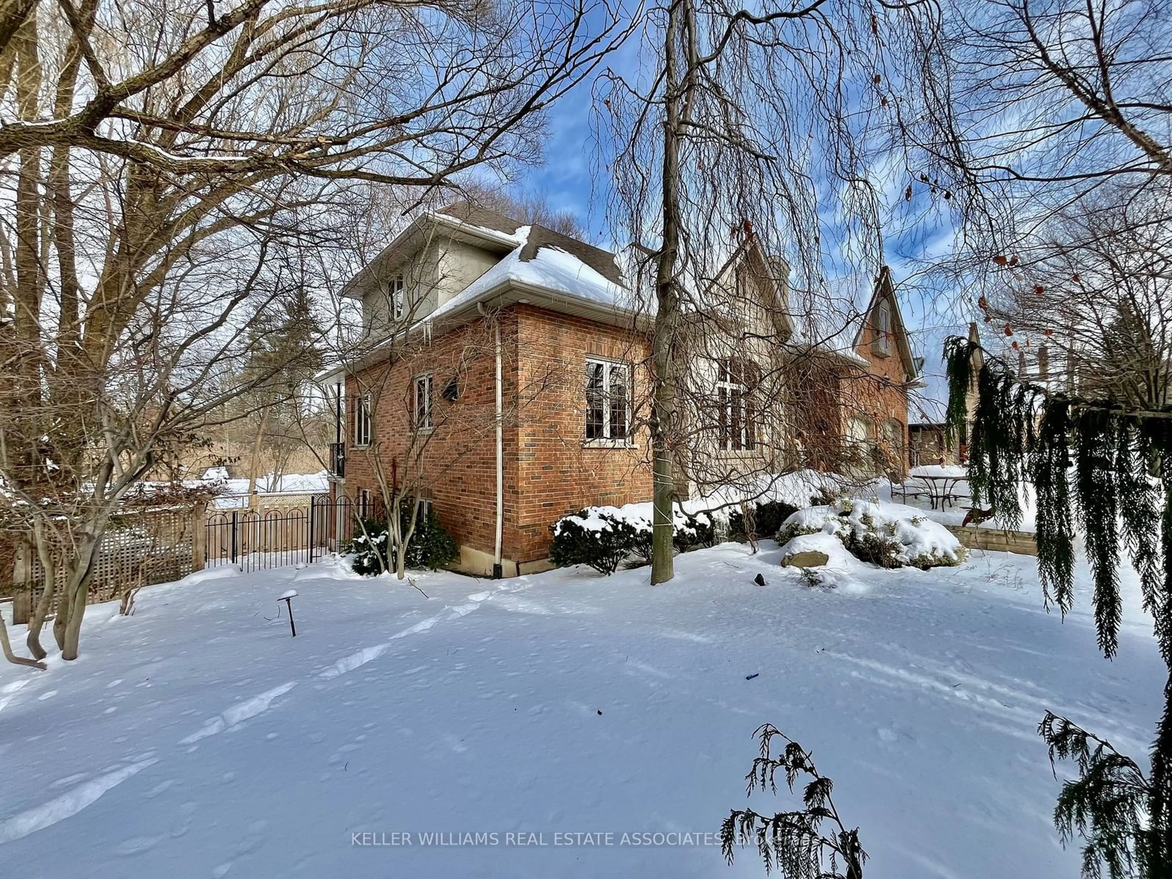 A pic from outside/outdoor area/front of a property/back of a property/a pic from drone, street for 3 Oldoakes Pl, Hamilton Ontario L9G 4W9