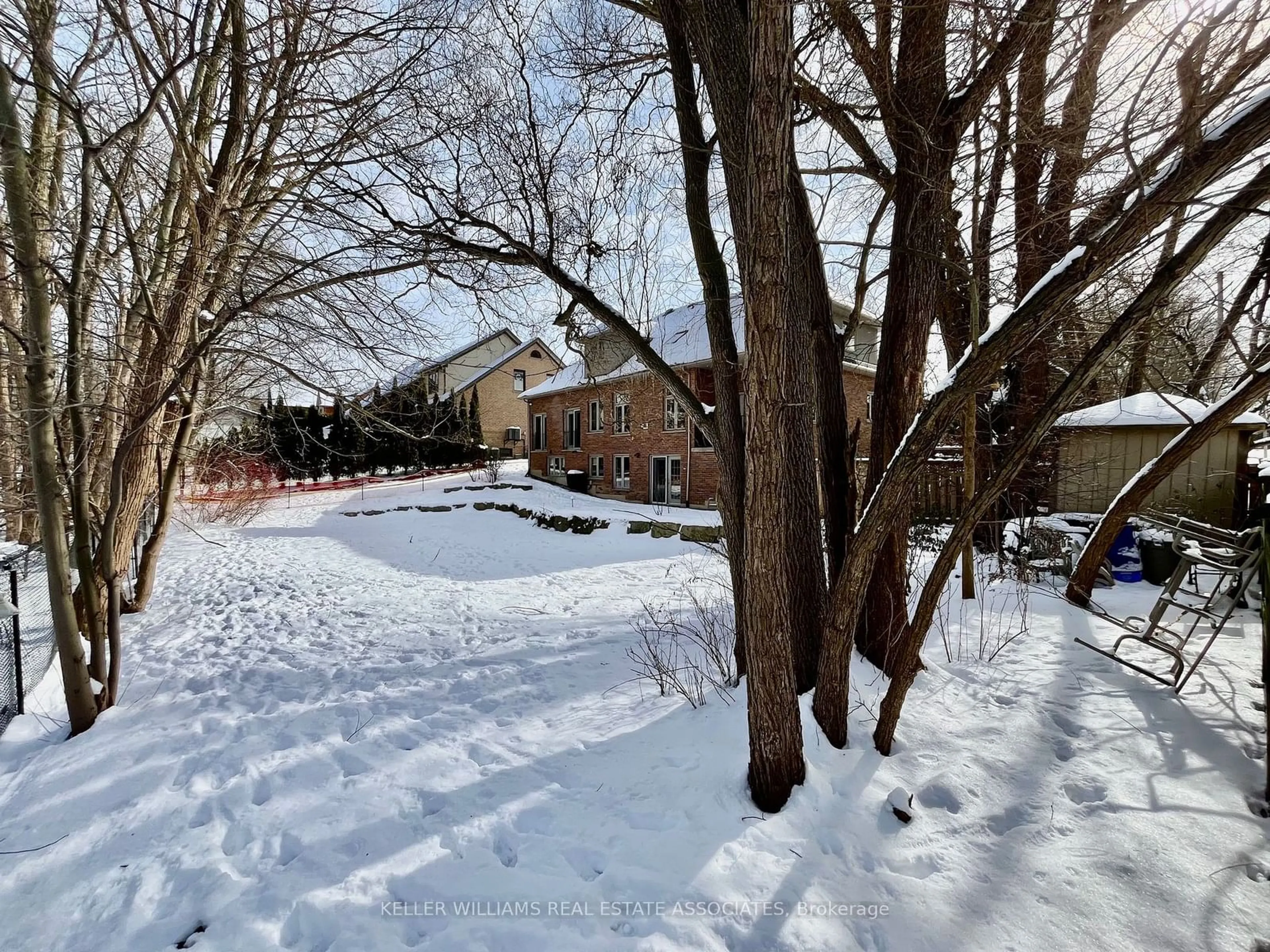 A pic from outside/outdoor area/front of a property/back of a property/a pic from drone, street for 3 Oldoakes Pl, Hamilton Ontario L9G 4W9