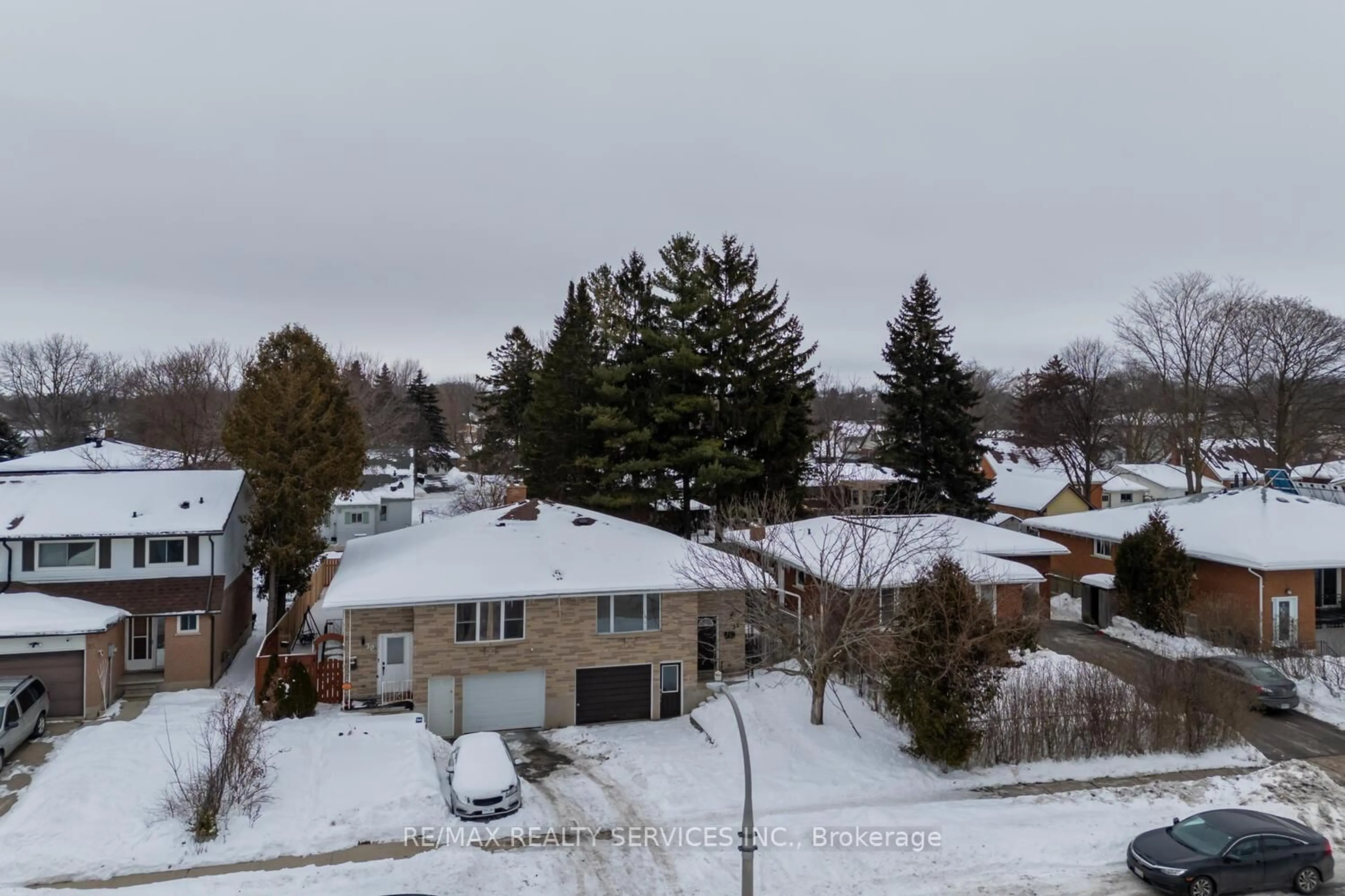 A pic from outside/outdoor area/front of a property/back of a property/a pic from drone, unknown for 32 Obermeyer Dr, Kitchener Ontario N2A 1P6