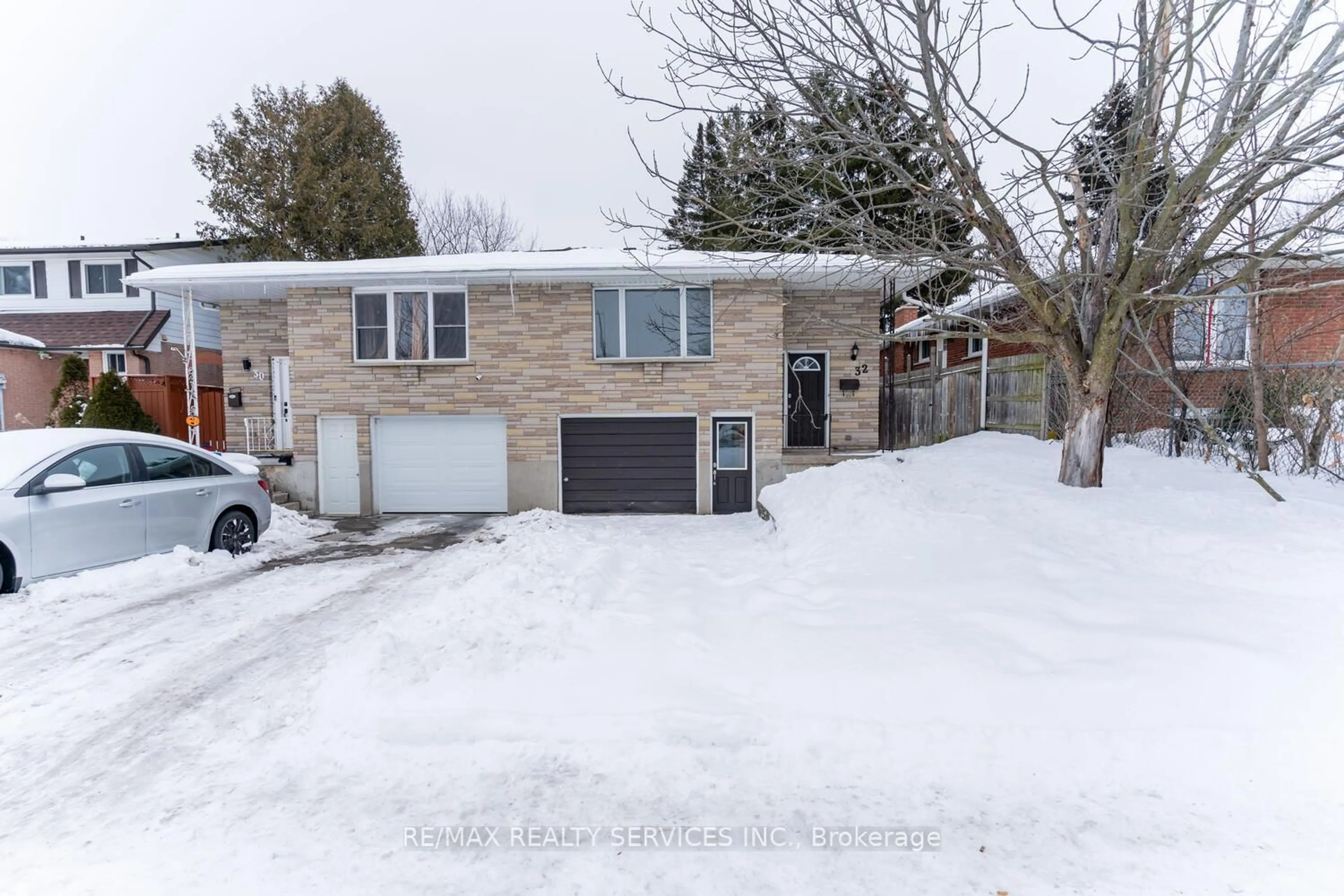 A pic from outside/outdoor area/front of a property/back of a property/a pic from drone, street for 32 Obermeyer Dr, Kitchener Ontario N2A 1P6