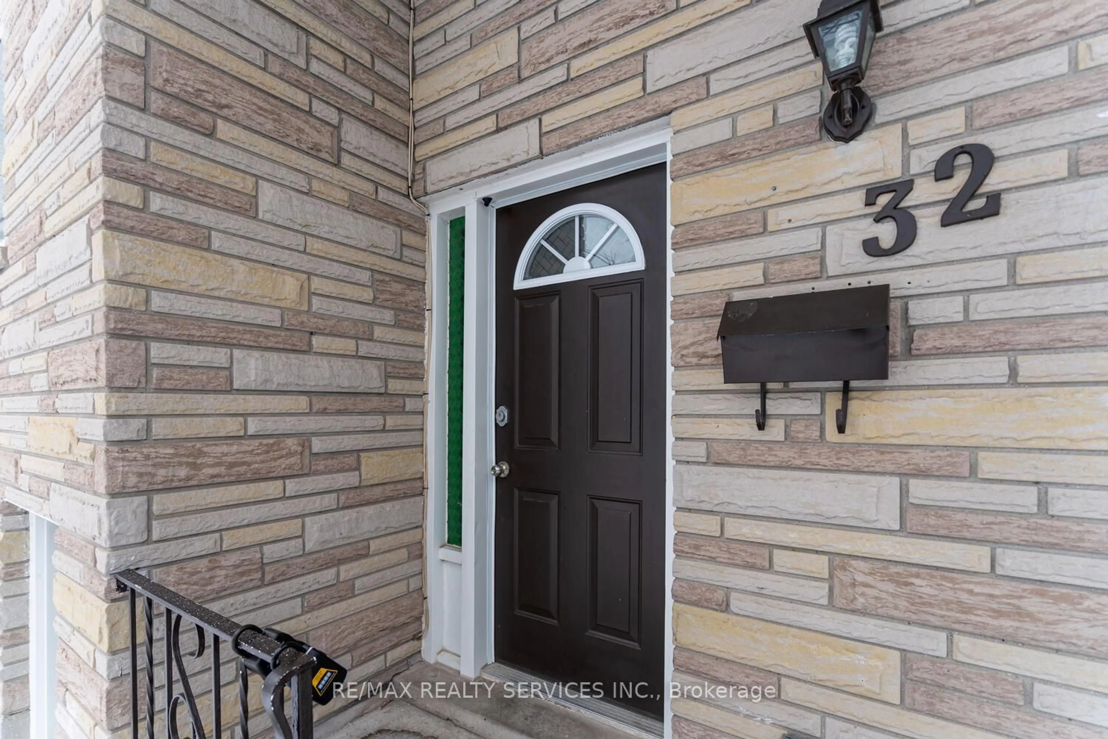 Indoor entryway for 32 Obermeyer Dr, Kitchener Ontario N2A 1P6